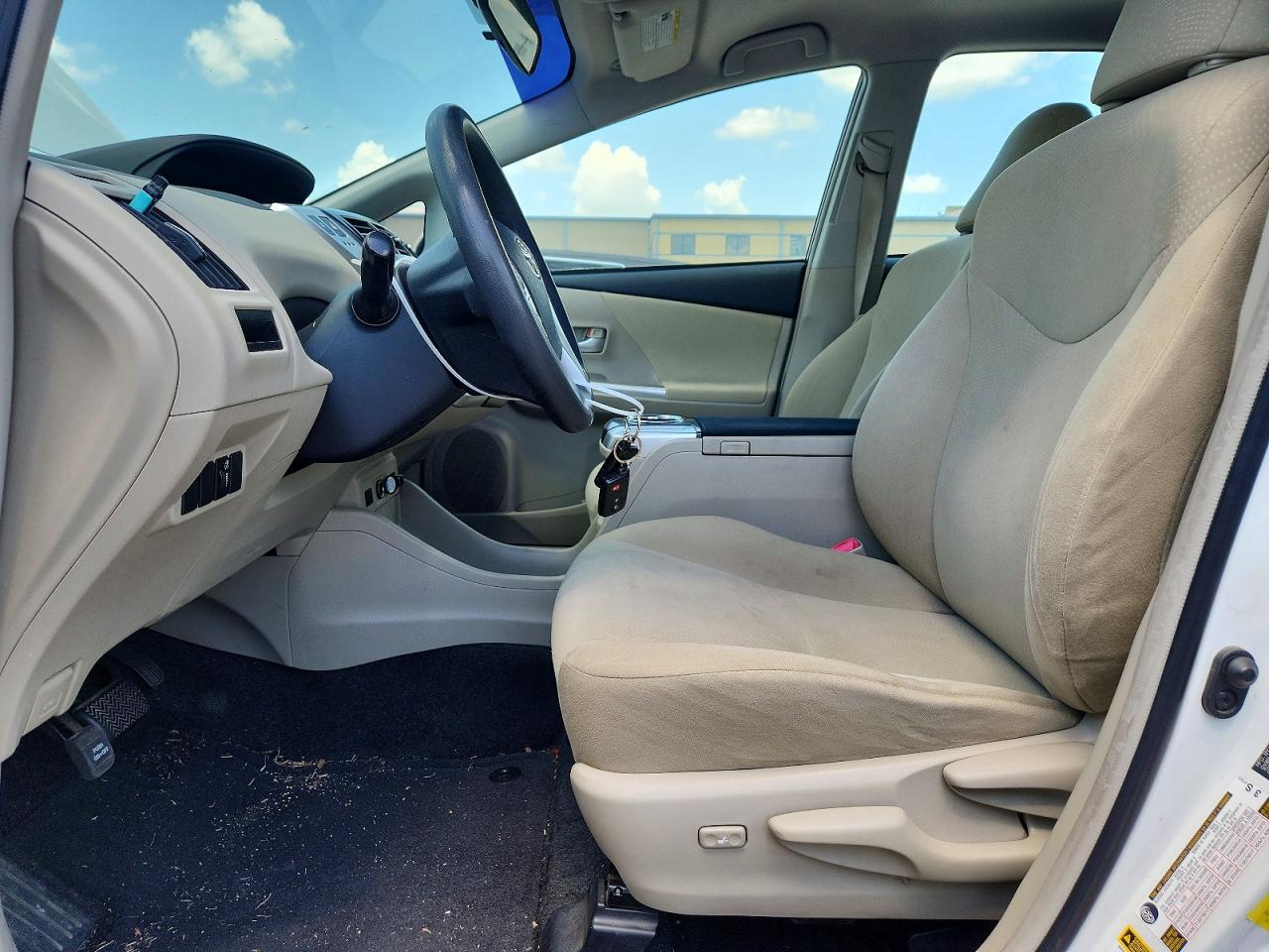 2013 Toyota Prius V Two White vin: JTDZN3EU5D3205338