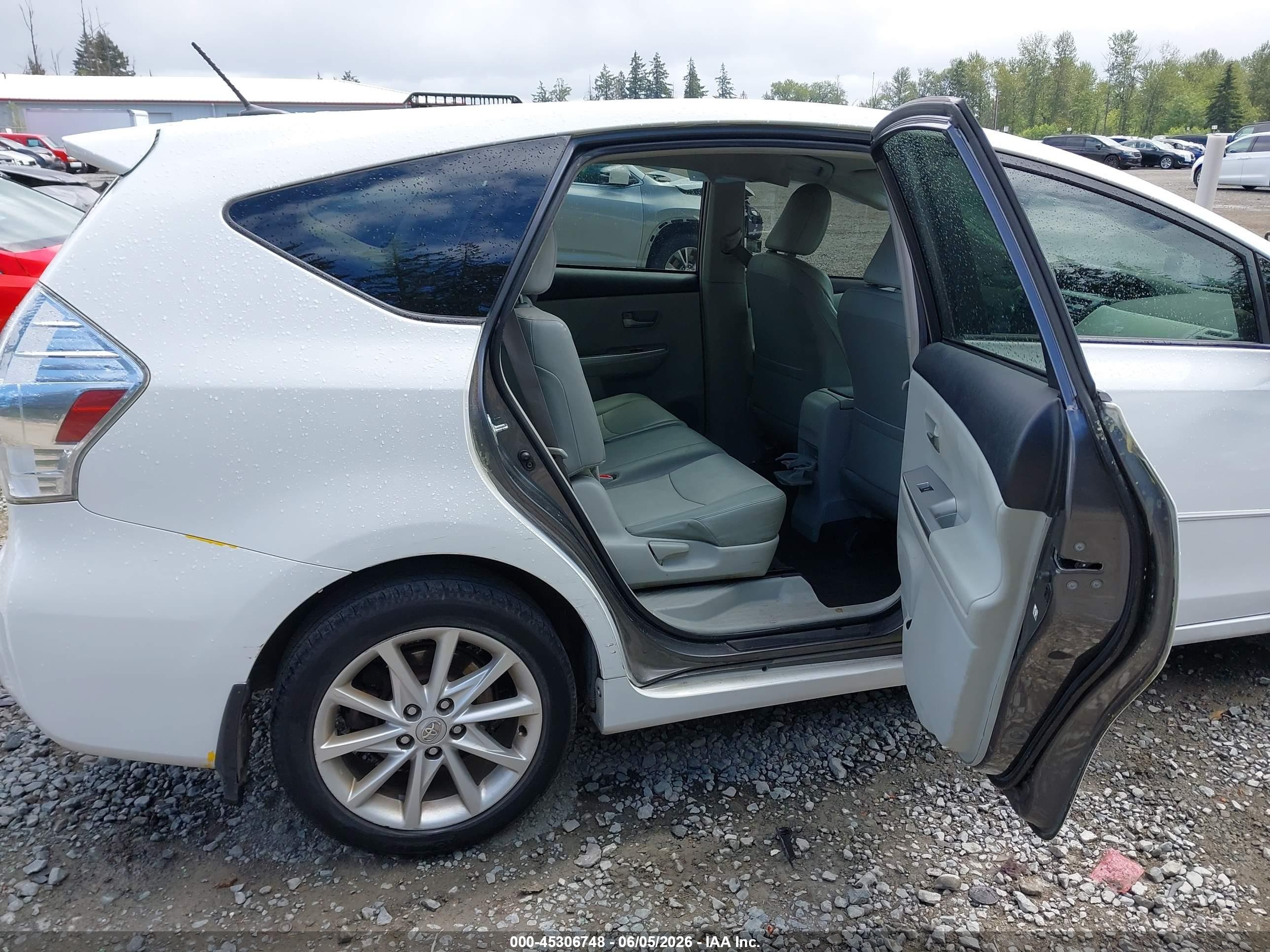 2013 Toyota Prius V Five White vin: JTDZN3EU5D3241773