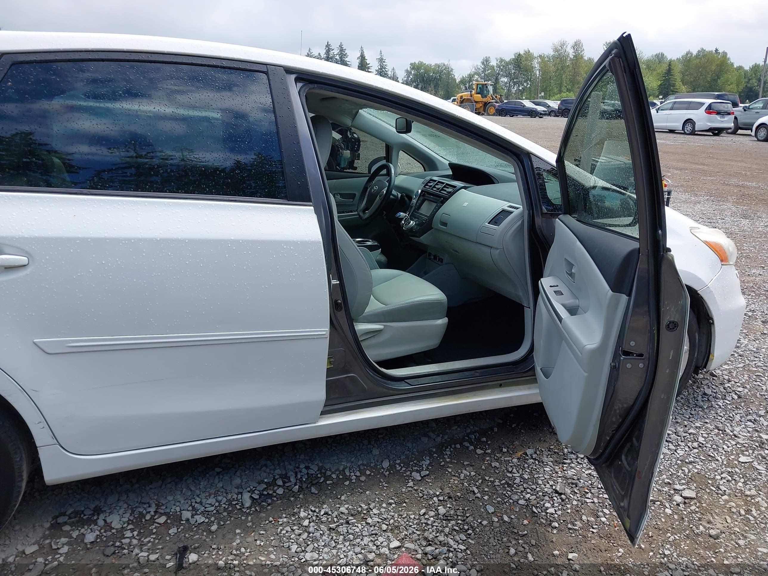 2013 Toyota Prius V Five White vin: JTDZN3EU5D3241773