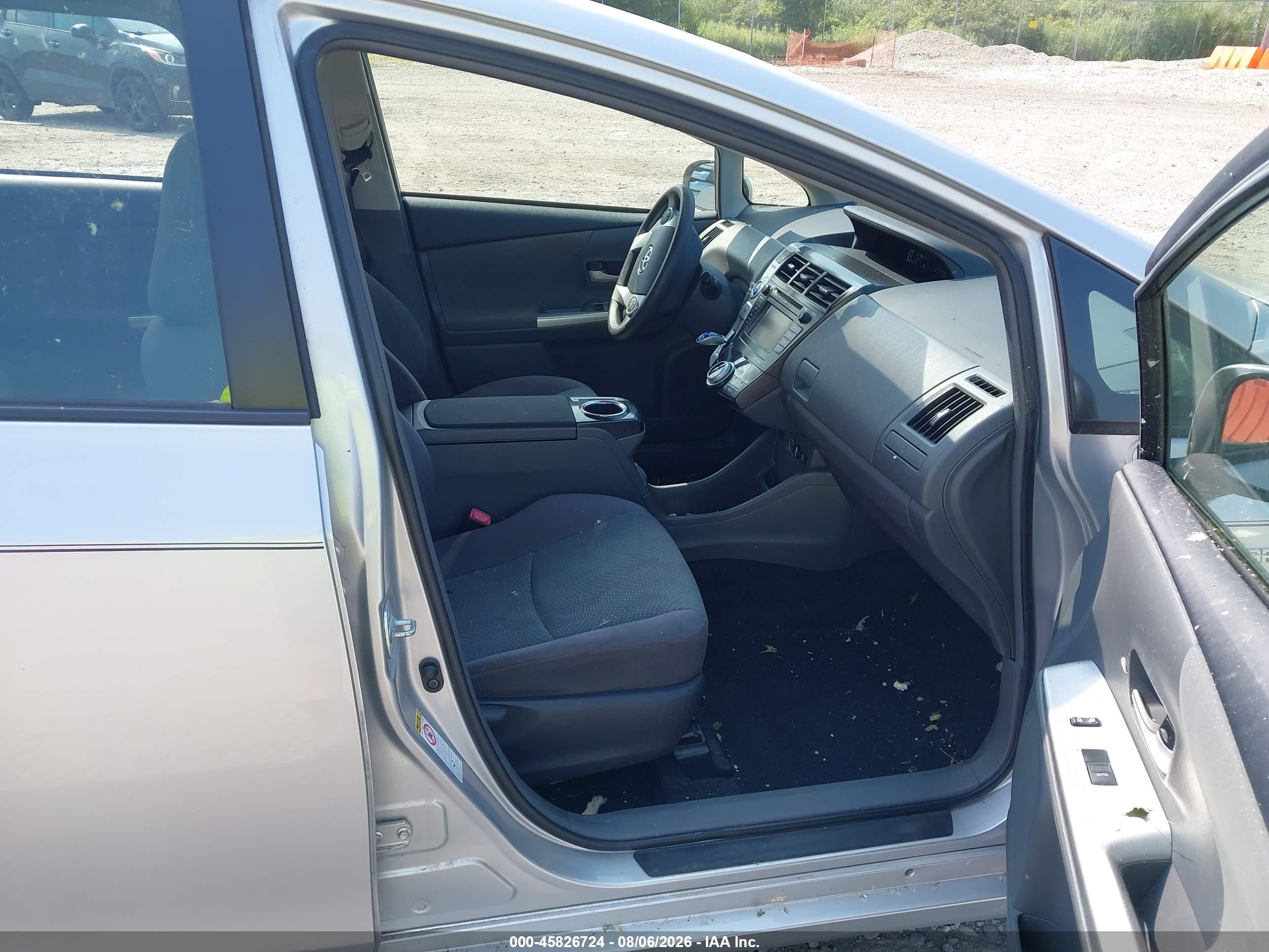 2013 Toyota Prius V Three Серебряный vin: JTDZN3EU5D3272635
