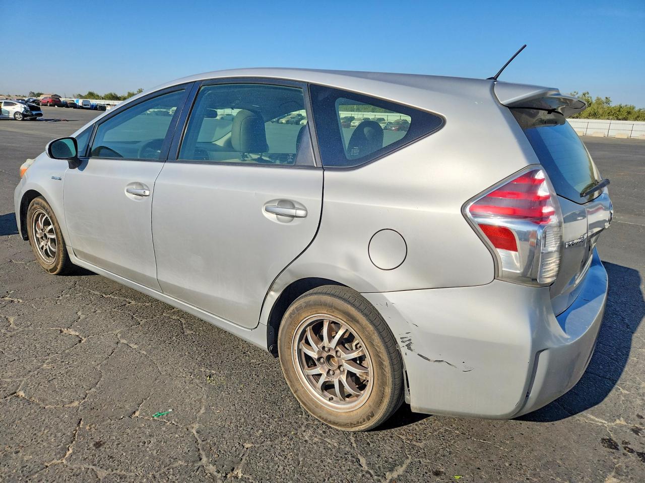 2015 Toyota Prius V Two Серебряный vin: JTDZN3EU5FJ039076