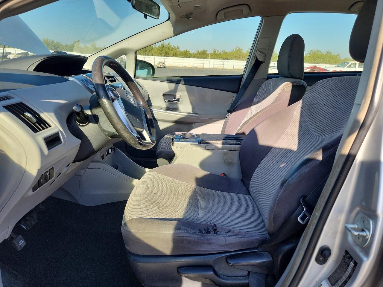 2015 Toyota Prius V Two Серебряный vin: JTDZN3EU5FJ039076