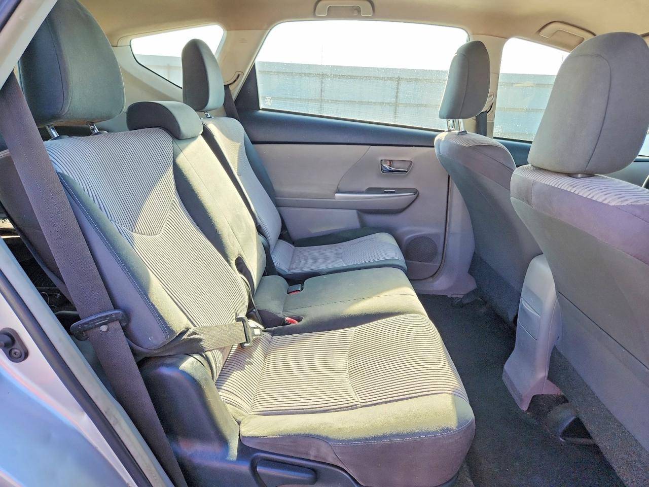 2015 Toyota Prius V Two Серебряный vin: JTDZN3EU5FJ039076