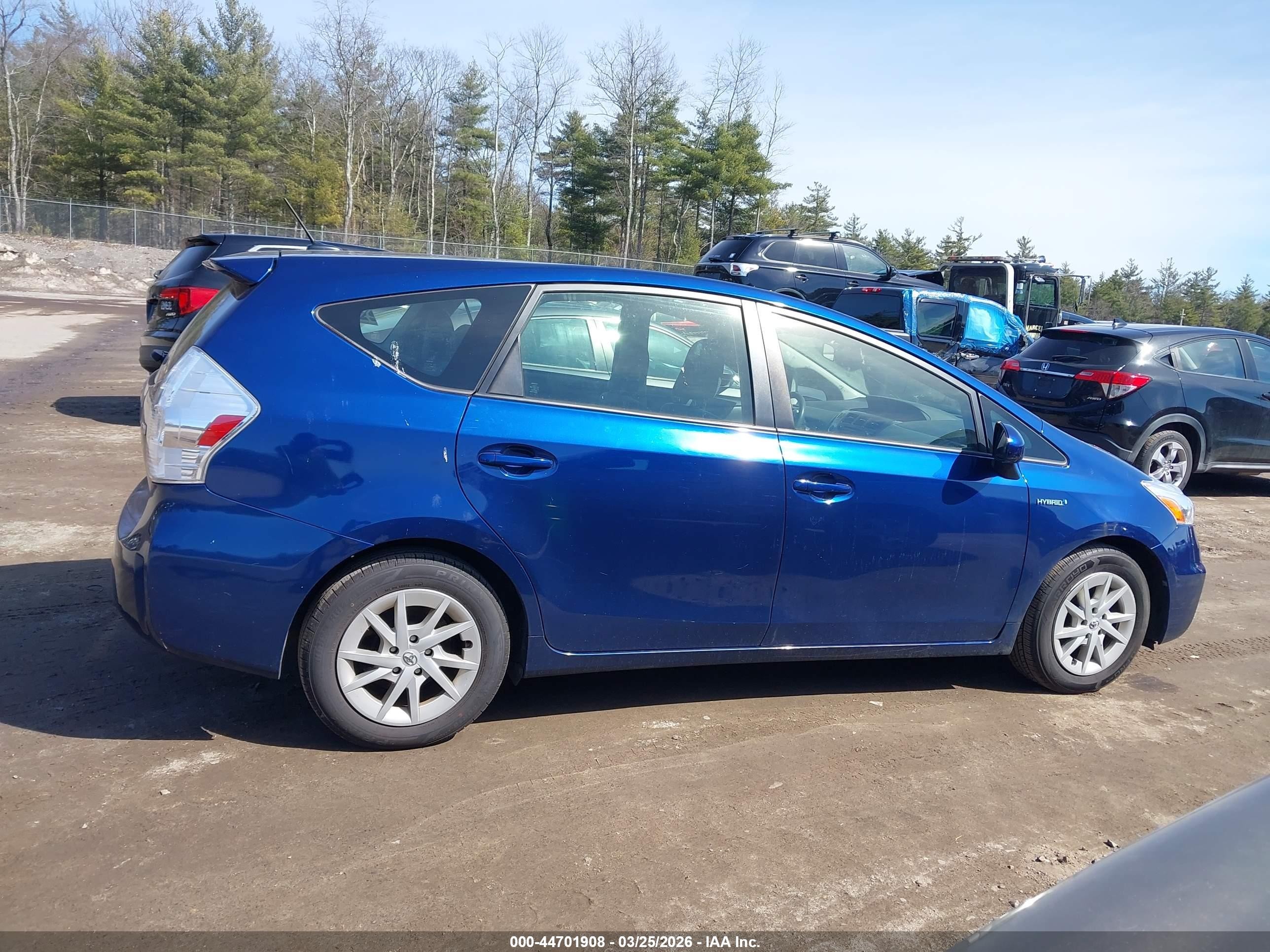 2013 Toyota Prius V Three Blue vin: JTDZN3EU6D3257724