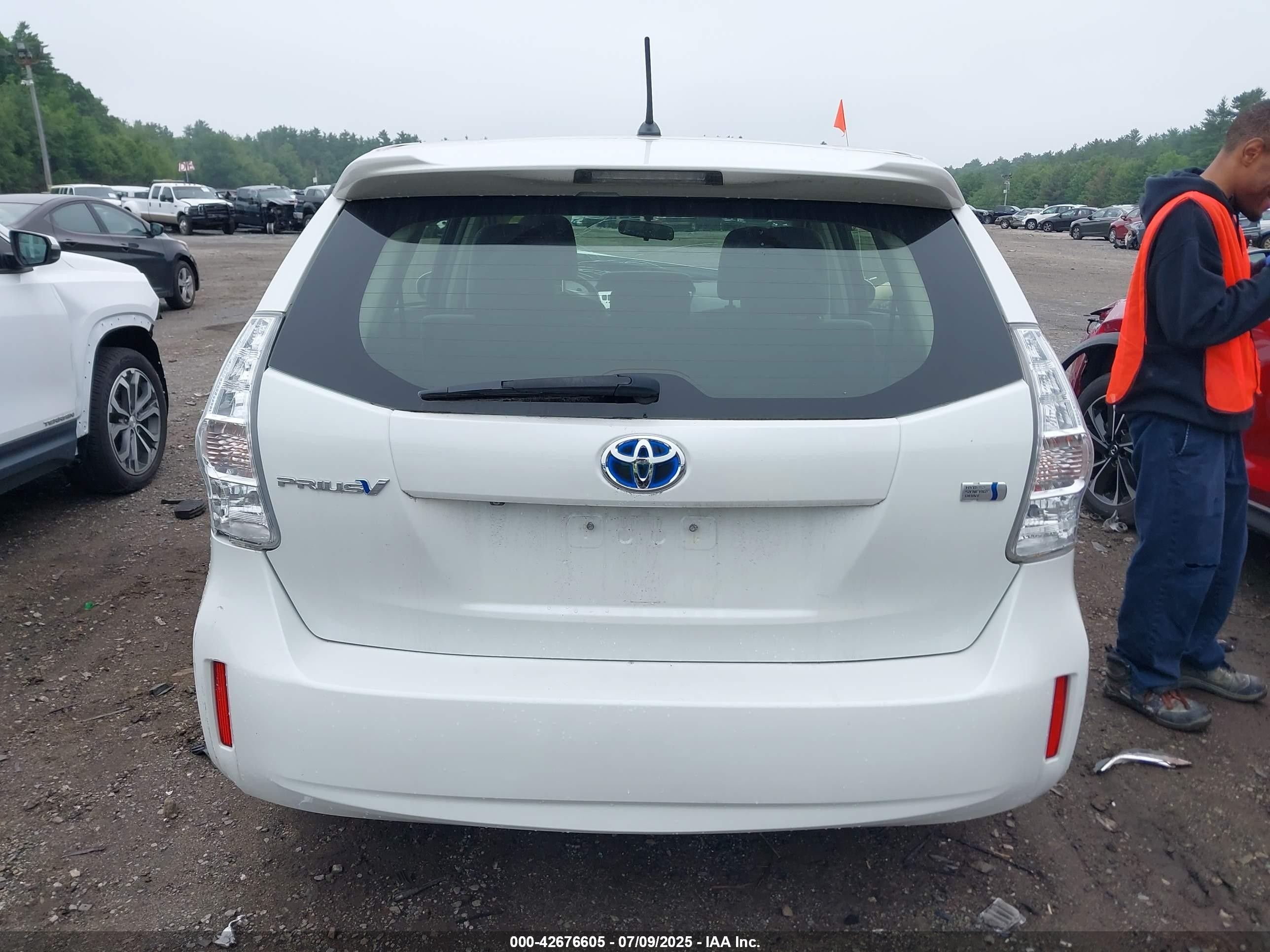 2012 Toyota Prius V Two White vin: JTDZN3EU7C3112027