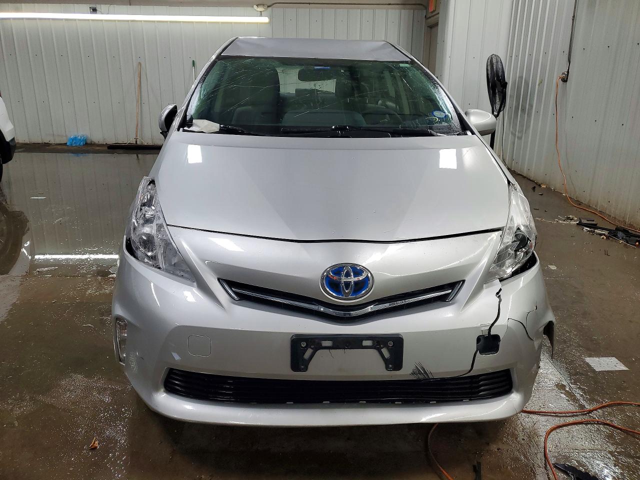 2012 Toyota Prius V Two Серебряный vin: JTDZN3EU7C3156805