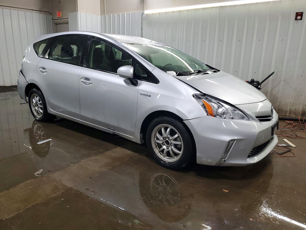 2012 Toyota Prius V Two Серебряный vin: JTDZN3EU7C3156805