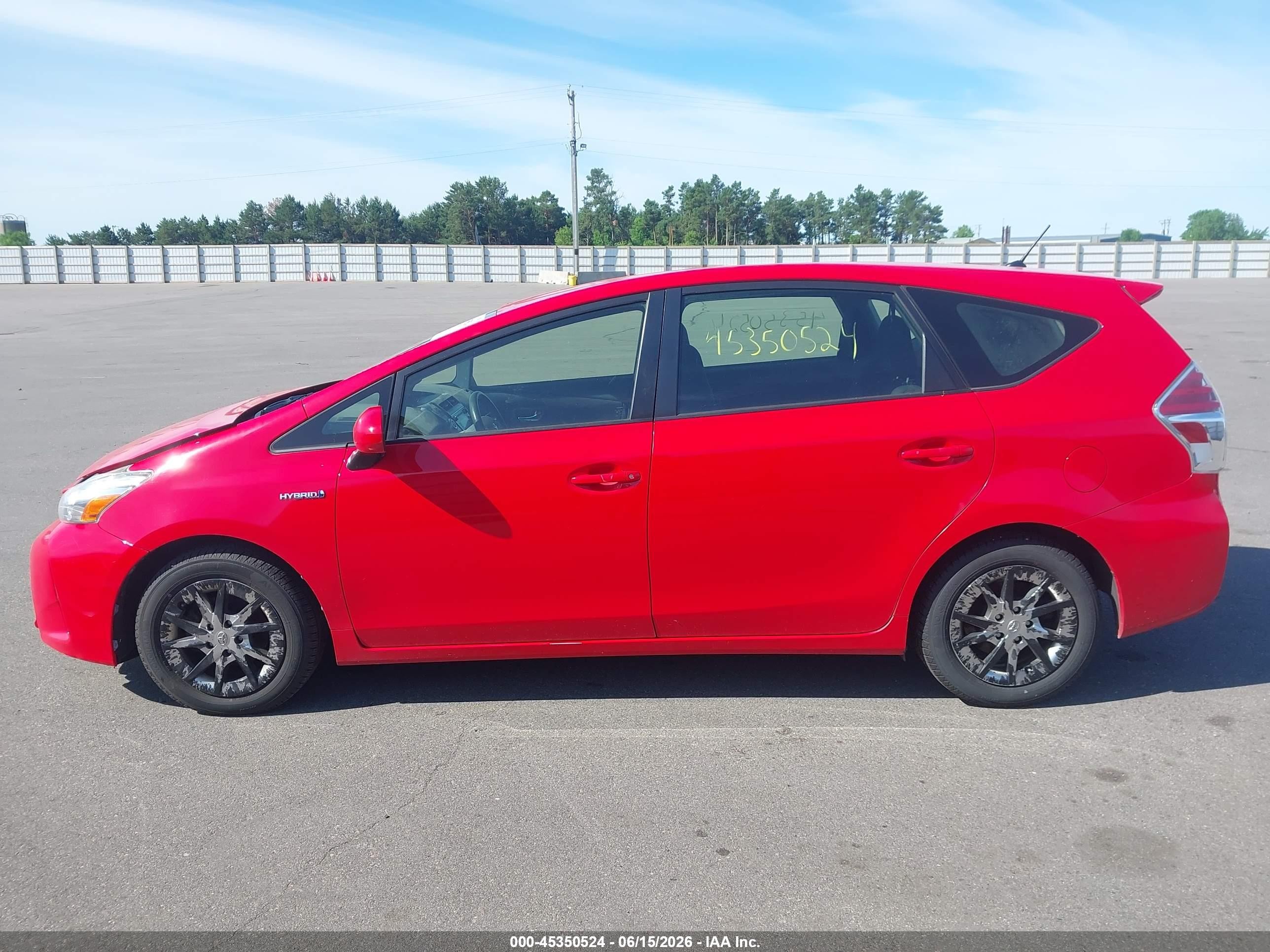 2015 Toyota Prius V Two Красный vin: JTDZN3EU7FJ029617