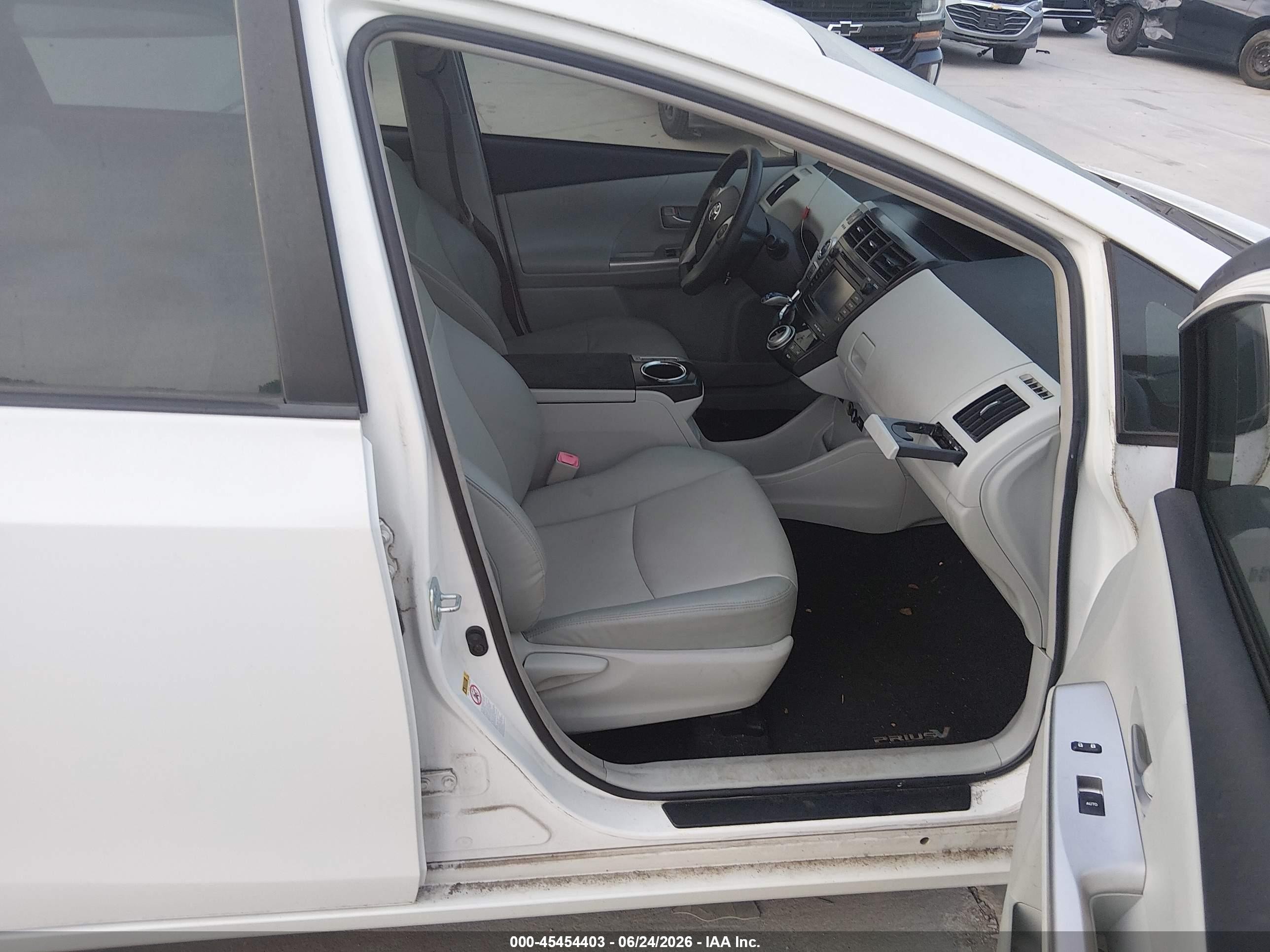 2012 Toyota Prius V Five White vin: JTDZN3EU8C3139446