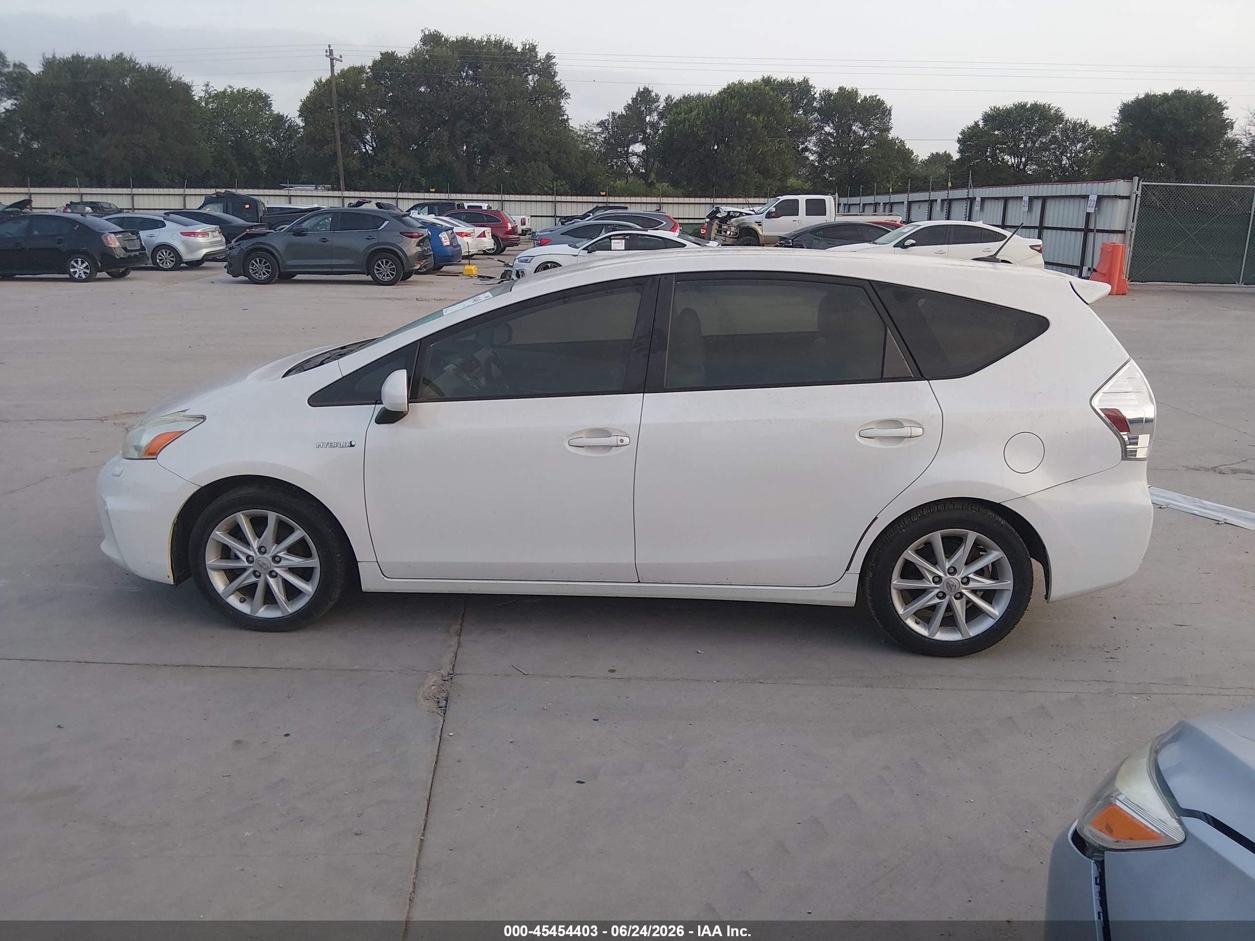 2012 Toyota Prius V Five White vin: JTDZN3EU8C3139446