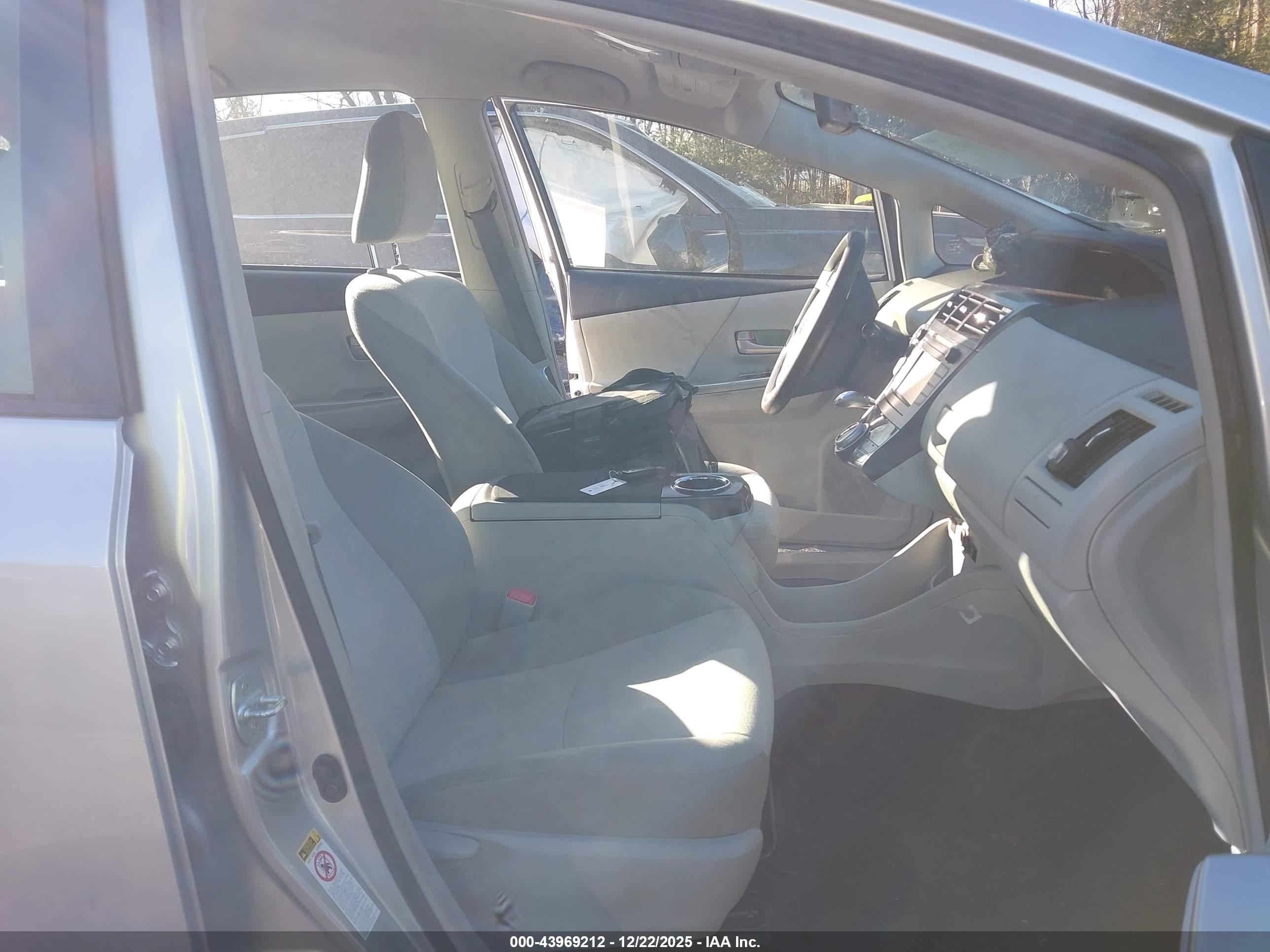 2012 Toyota Prius V Two Silver vin: JTDZN3EU8C3176366