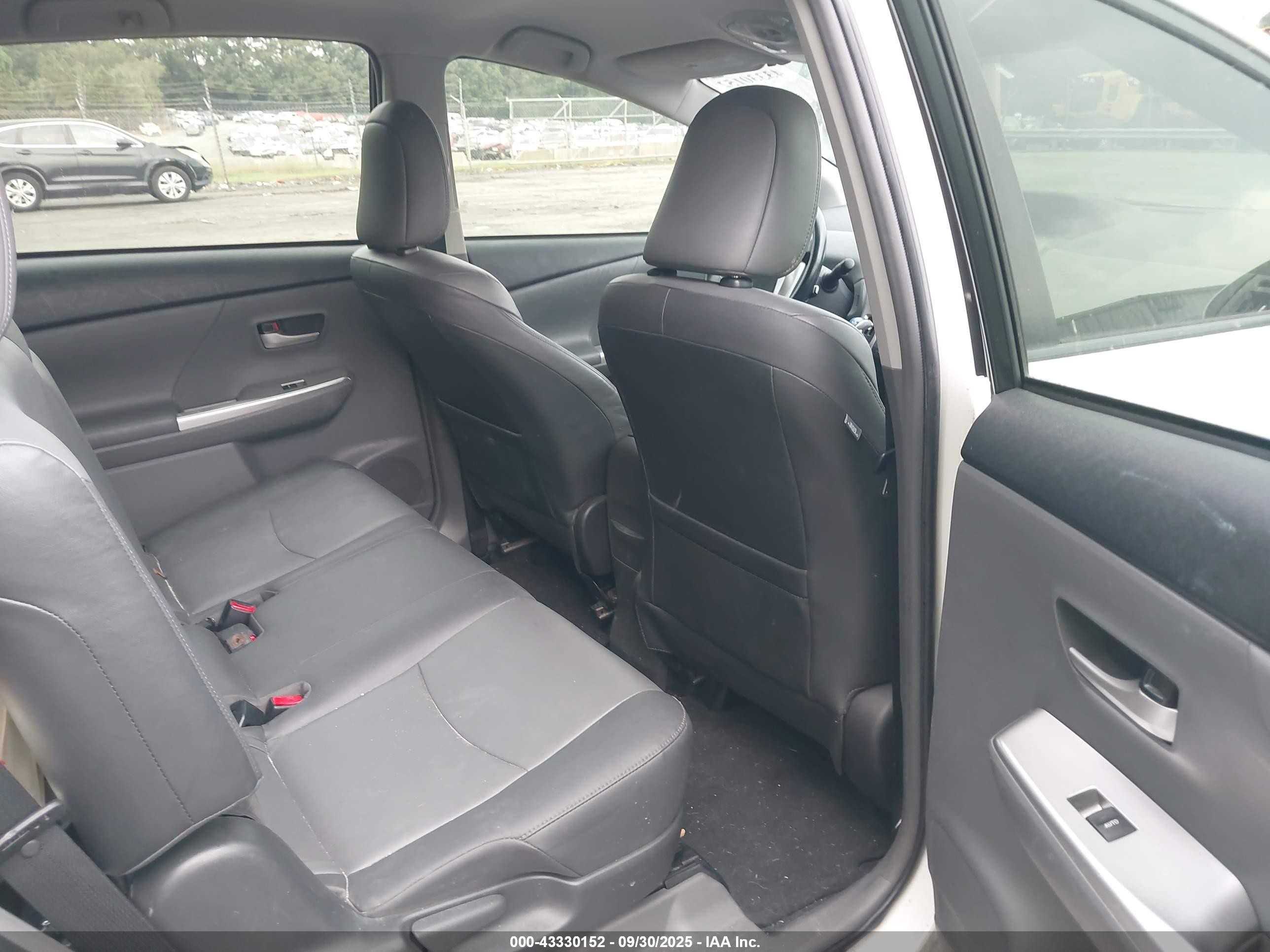 2013 Toyota Prius V Five White vin: JTDZN3EU8D3193802