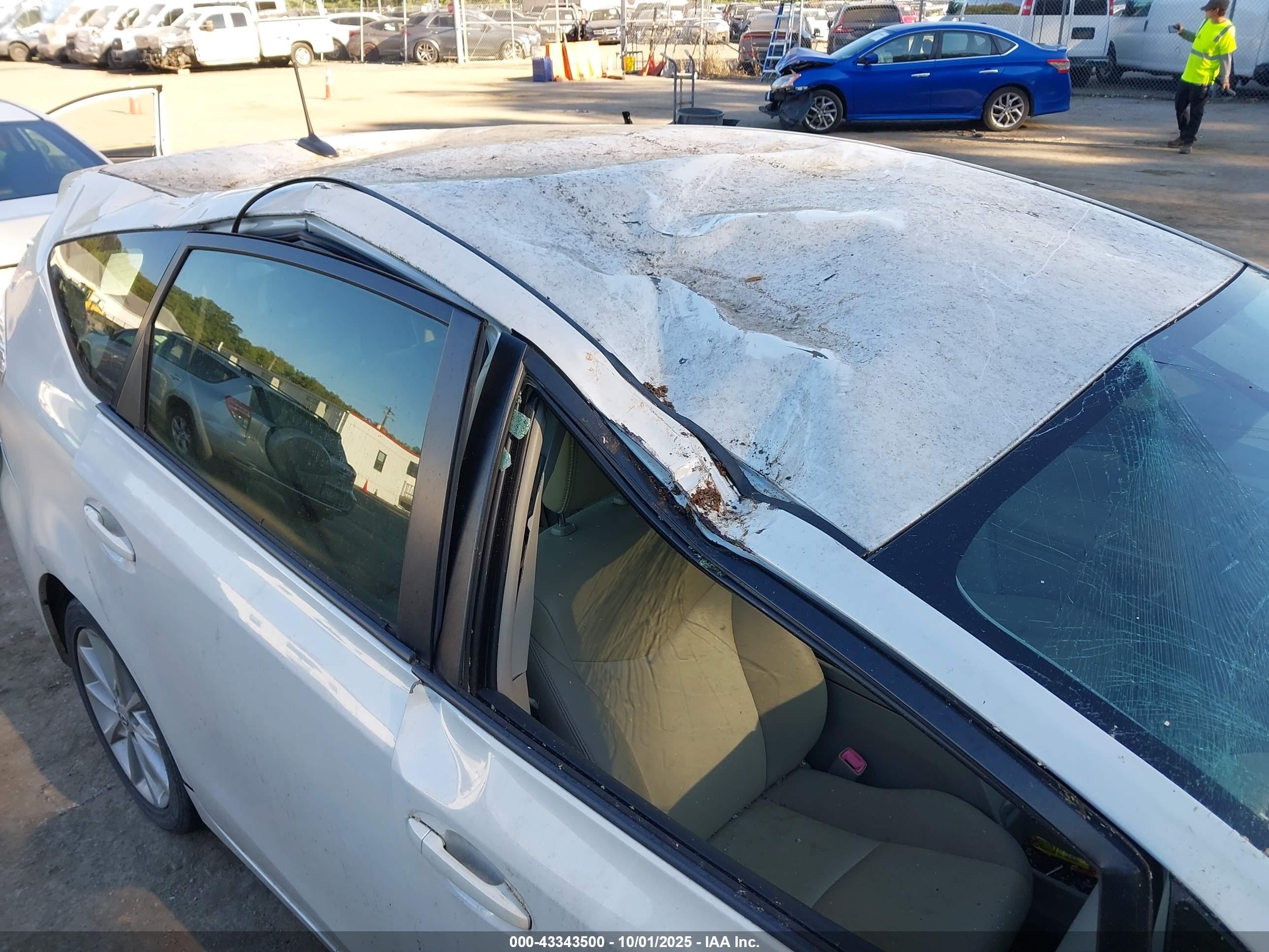 2013 Toyota Prius V Five Белый vin: JTDZN3EU8D3273679