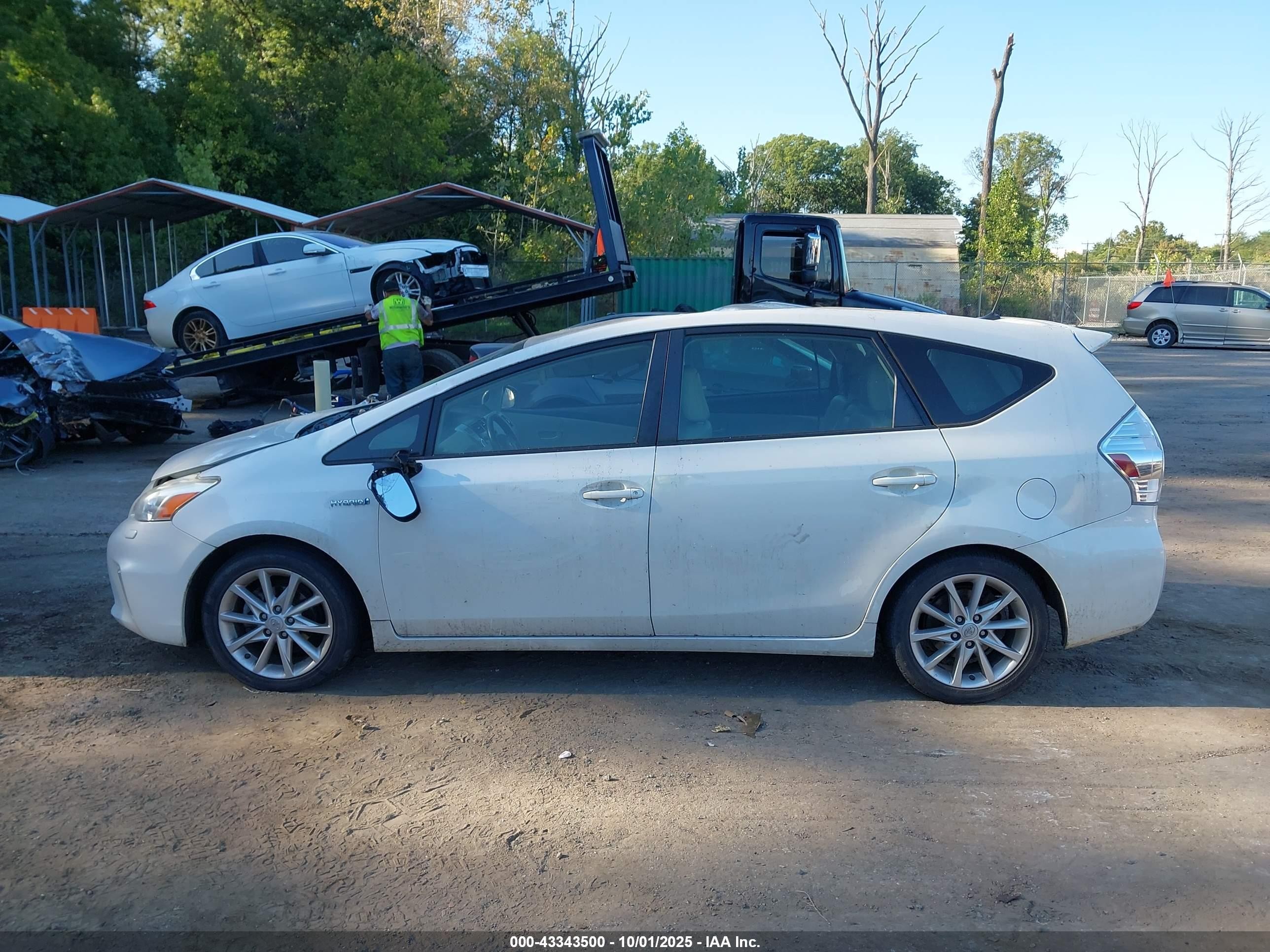 2013 Toyota Prius V Five Белый vin: JTDZN3EU8D3273679