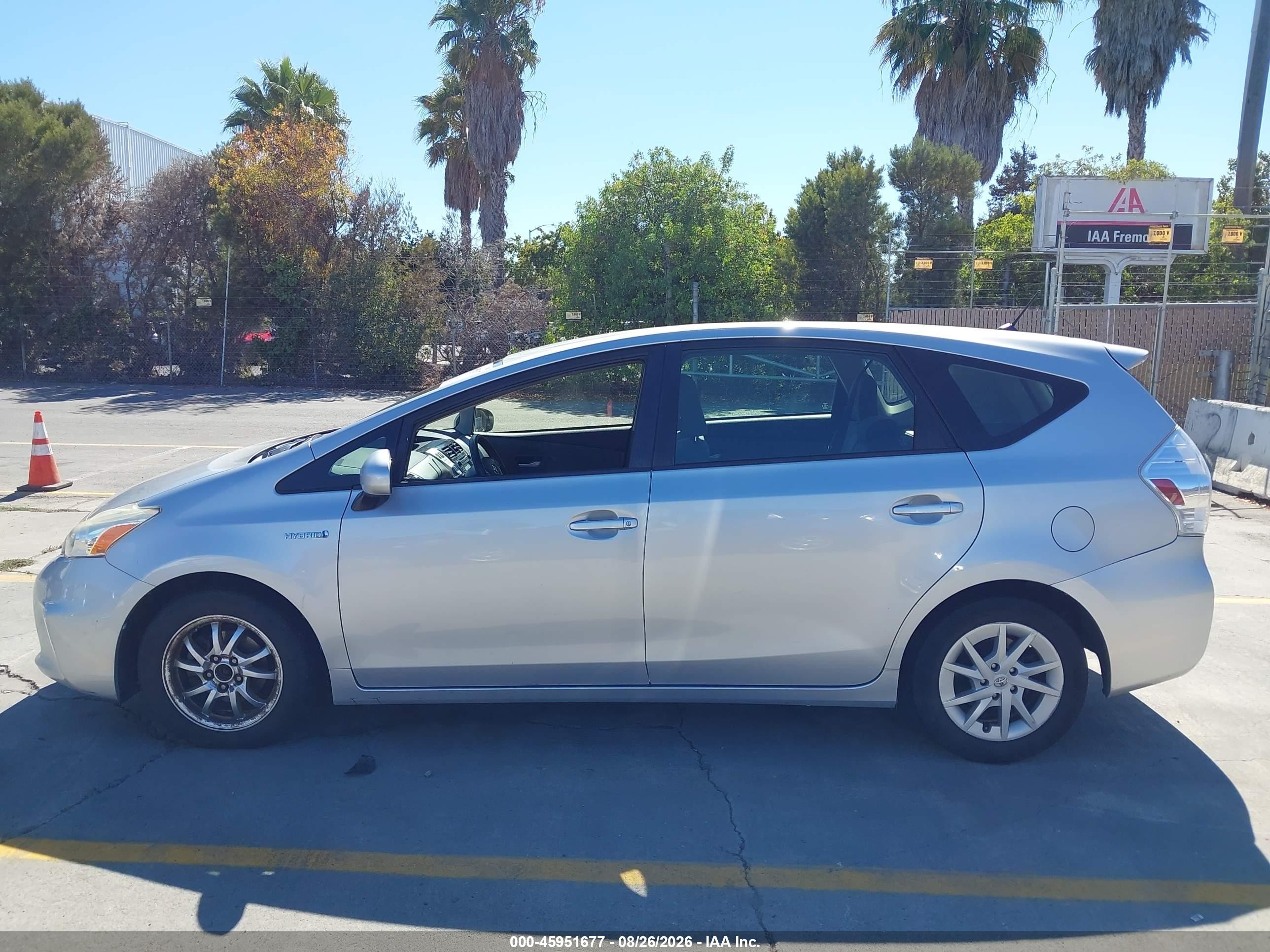2014 Toyota Prius V Two Silver vin: JTDZN3EU8EJ008886