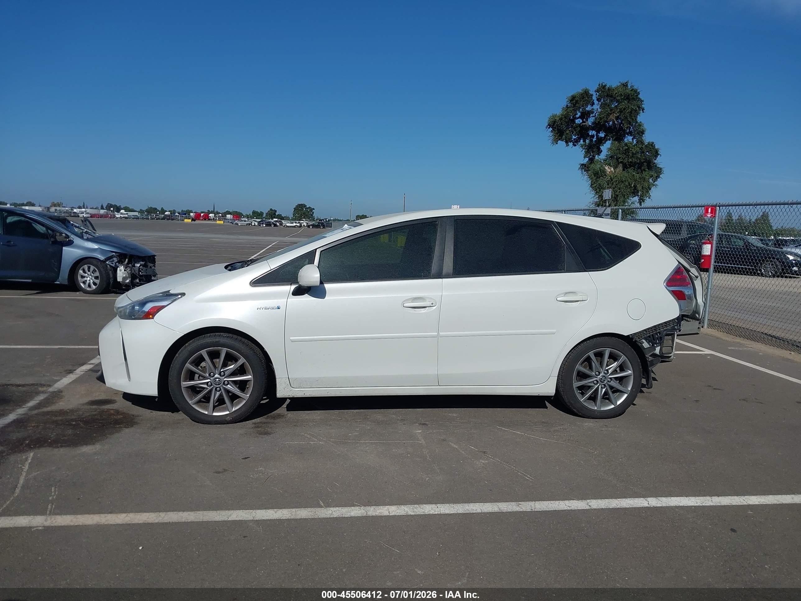 2015 Toyota Prius V Five White vin: JTDZN3EU8FJ020280