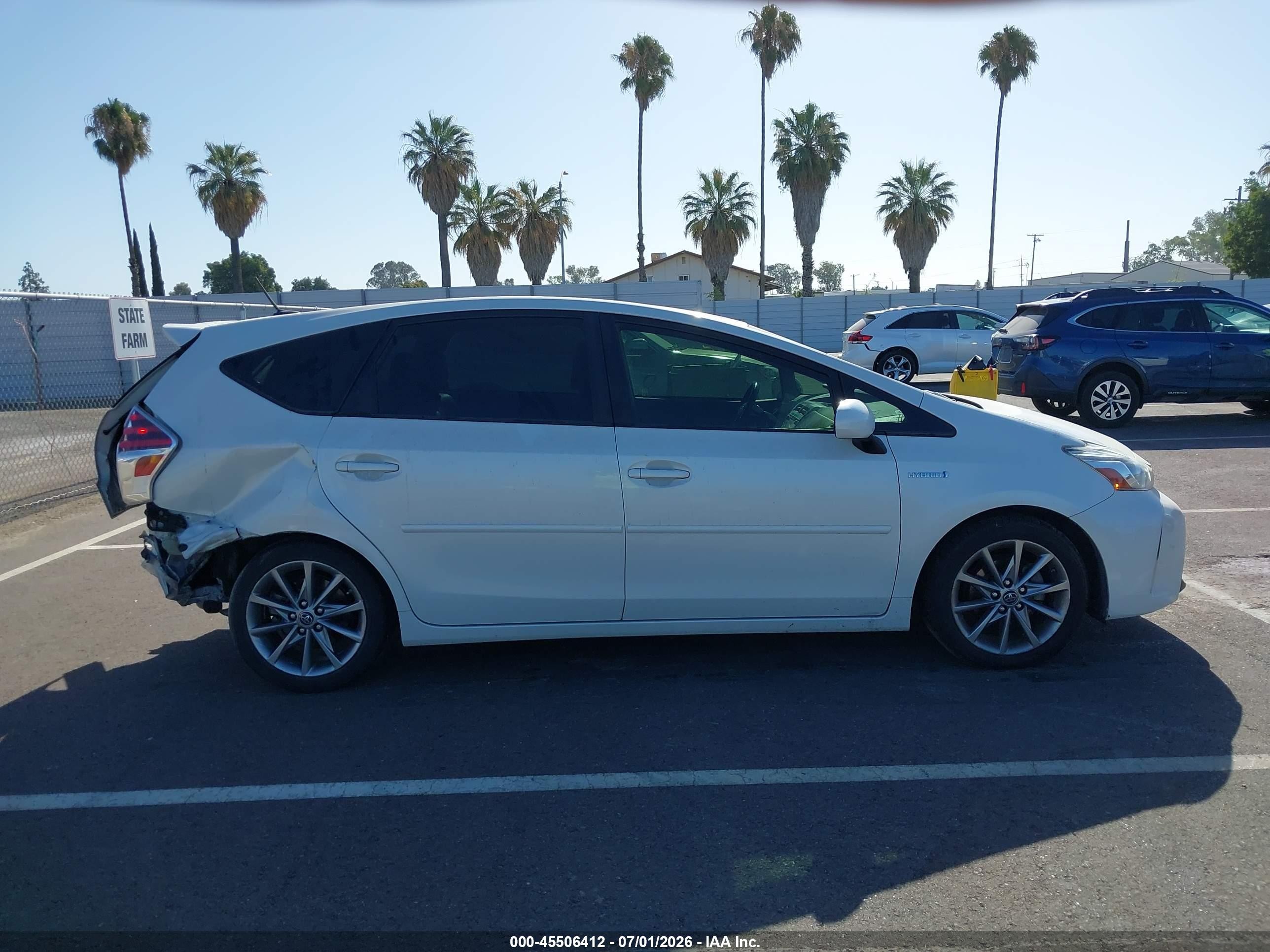 2015 Toyota Prius V Five White vin: JTDZN3EU8FJ020280