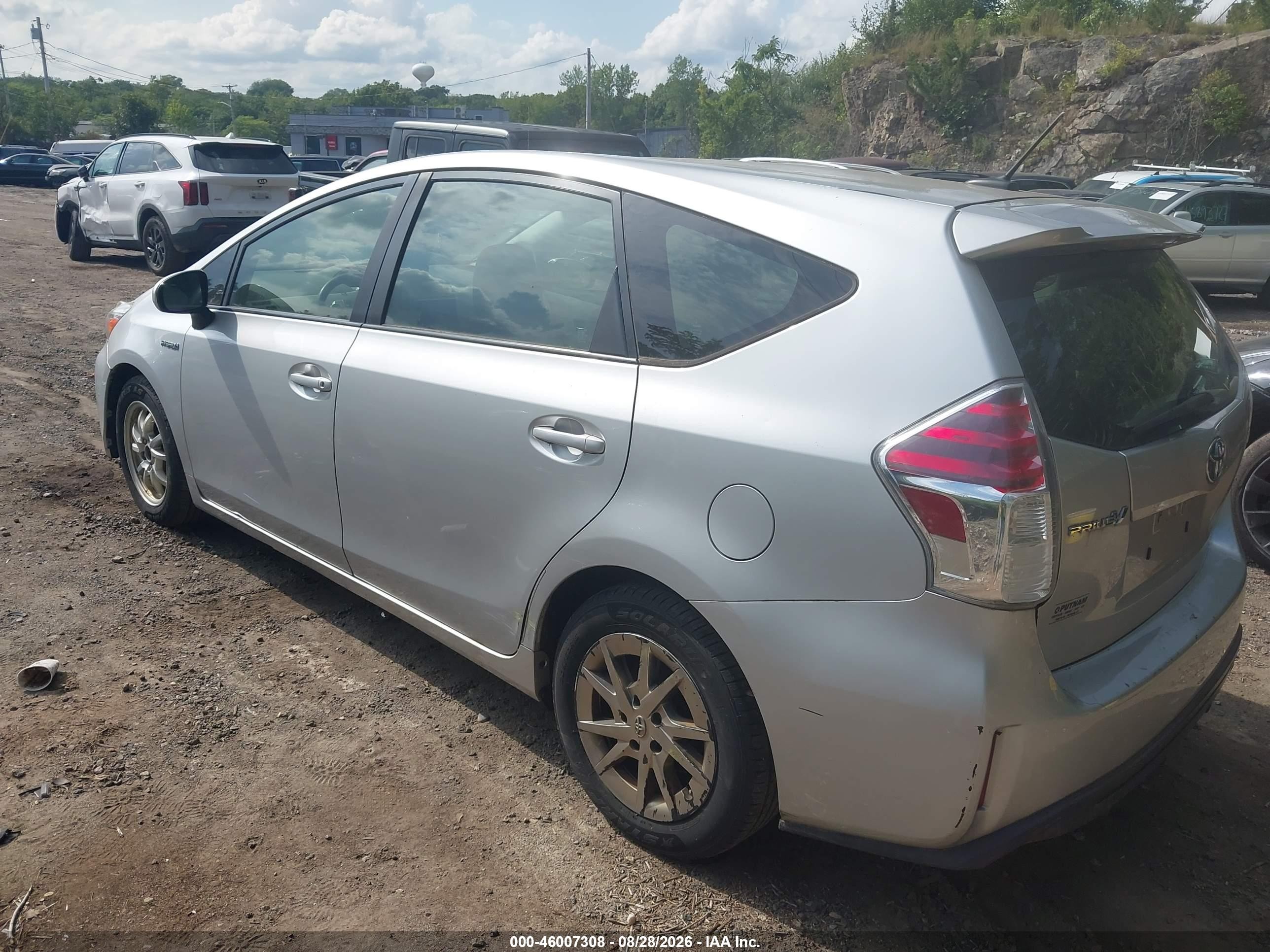 2015 Toyota Prius V Three Серебряный vin: JTDZN3EU8FJ027228