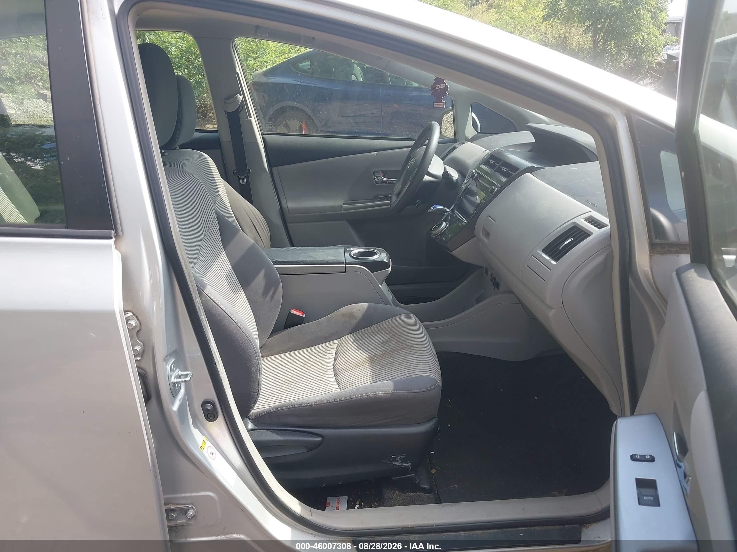 2015 Toyota Prius V Three Серебряный vin: JTDZN3EU8FJ027228