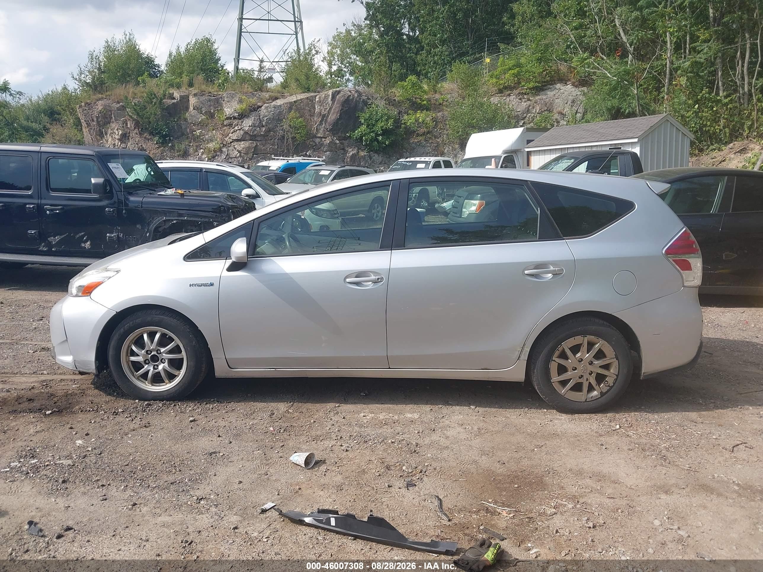 2015 Toyota Prius V Three Серебряный vin: JTDZN3EU8FJ027228
