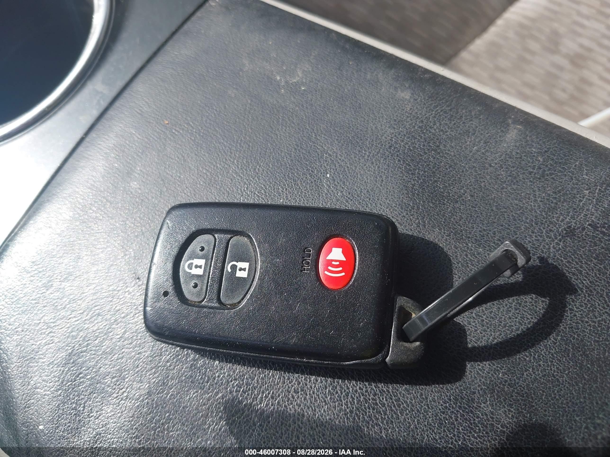 2015 Toyota Prius V Three Серебряный vin: JTDZN3EU8FJ027228