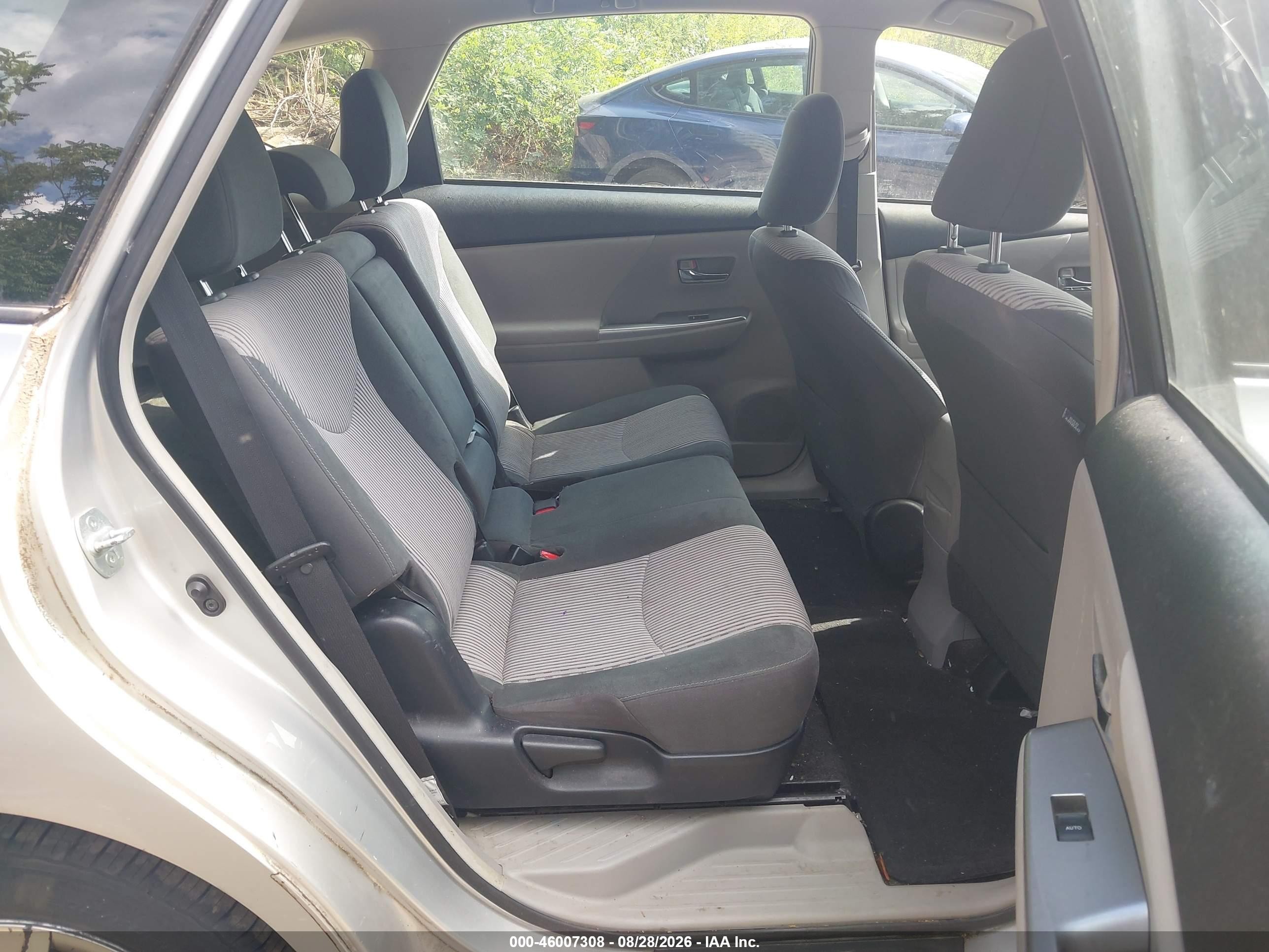 2015 Toyota Prius V Three Серебряный vin: JTDZN3EU8FJ027228