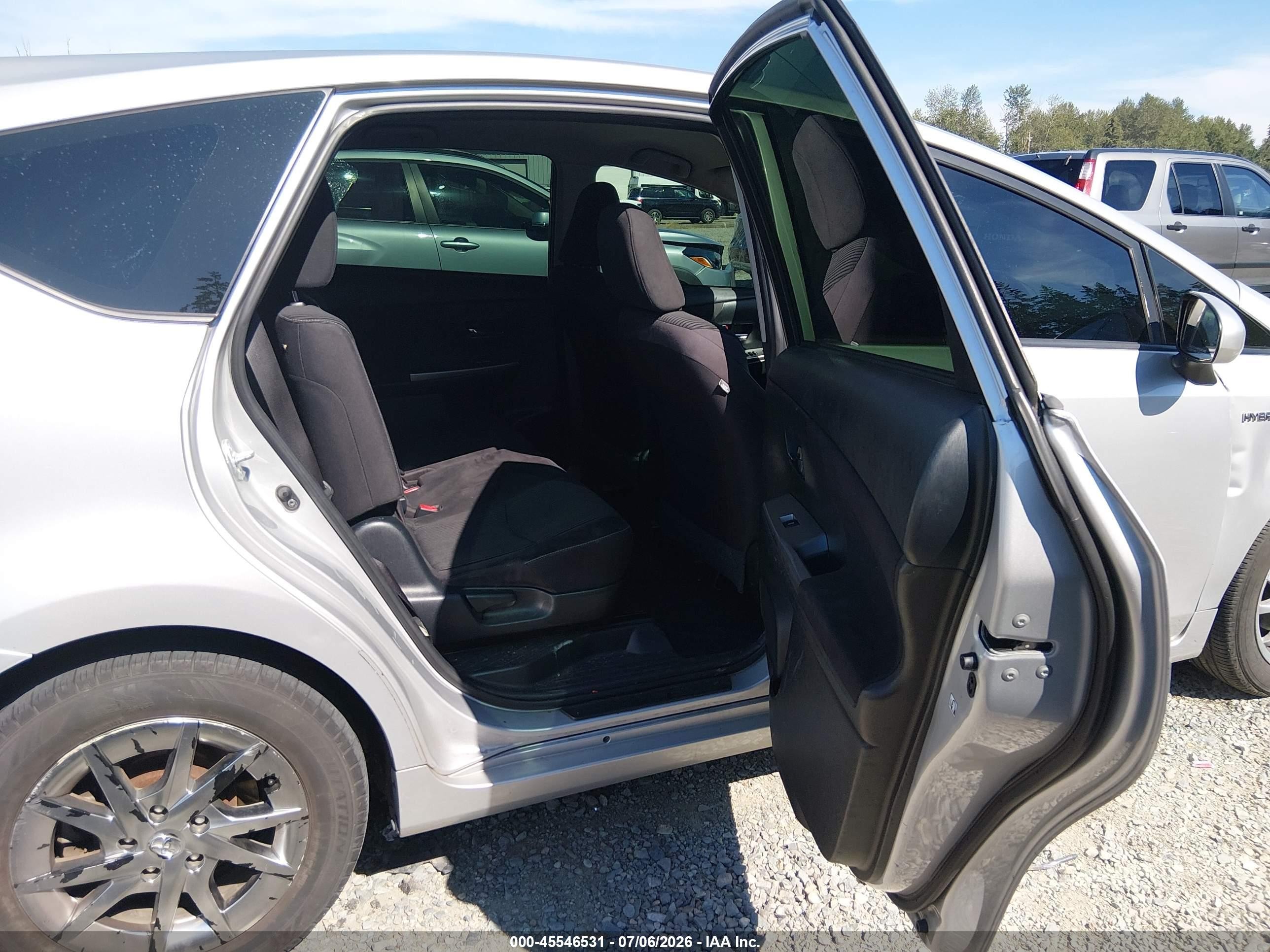 2015 Toyota Prius V Two Silver vin: JTDZN3EU8FJ033059