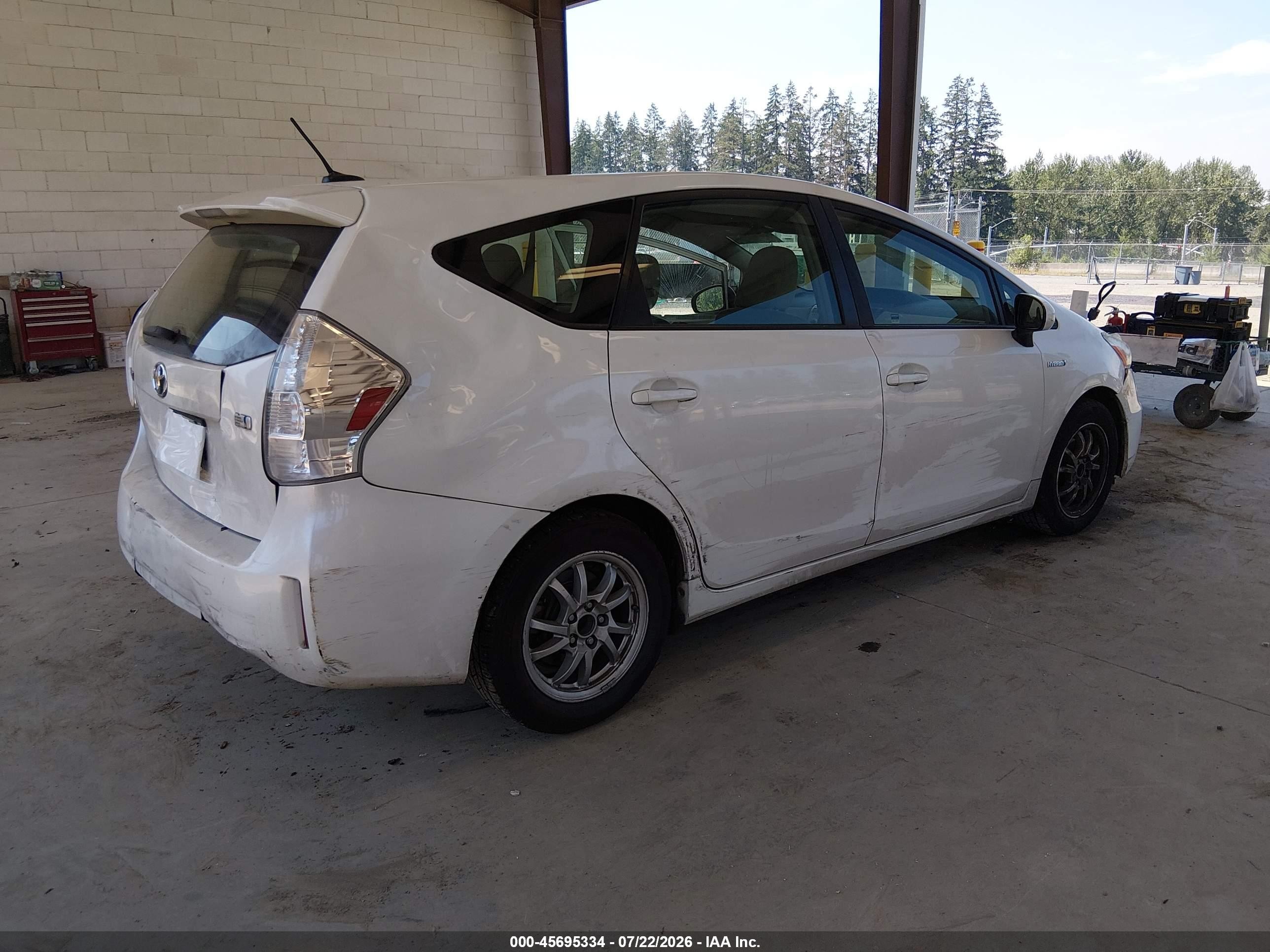 2012 Toyota Prius V Three Белый vin: JTDZN3EU9C3049822