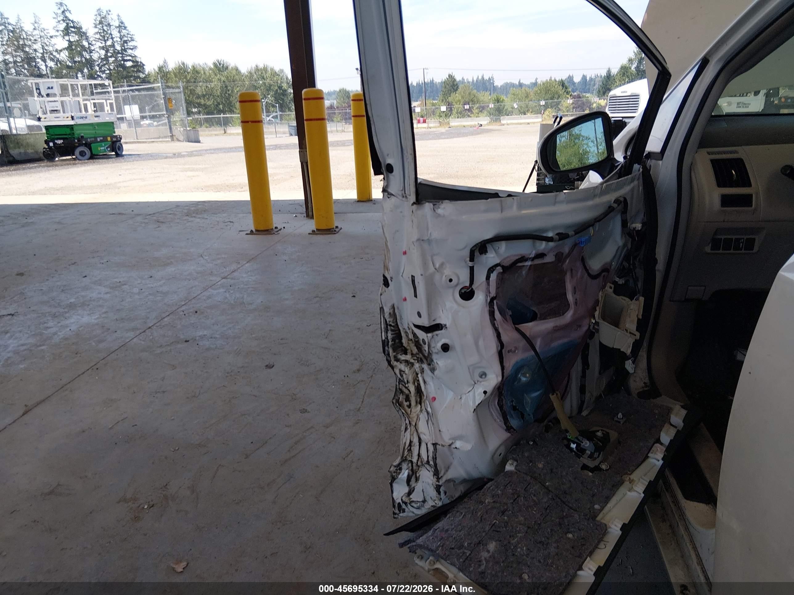 2012 Toyota Prius V Three Белый vin: JTDZN3EU9C3049822