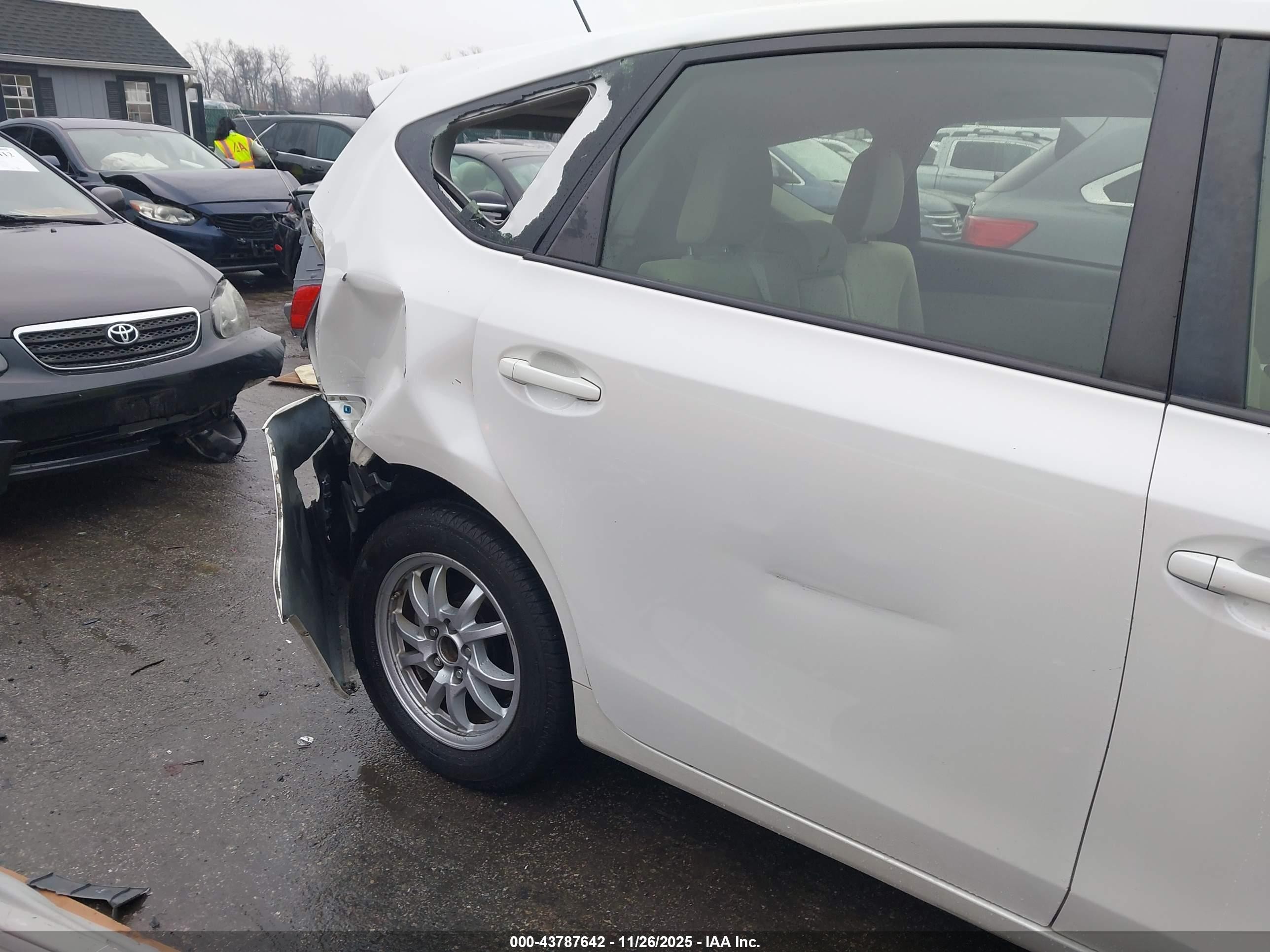 2012 Toyota Prius V Three White vin: JTDZN3EU9C3123384
