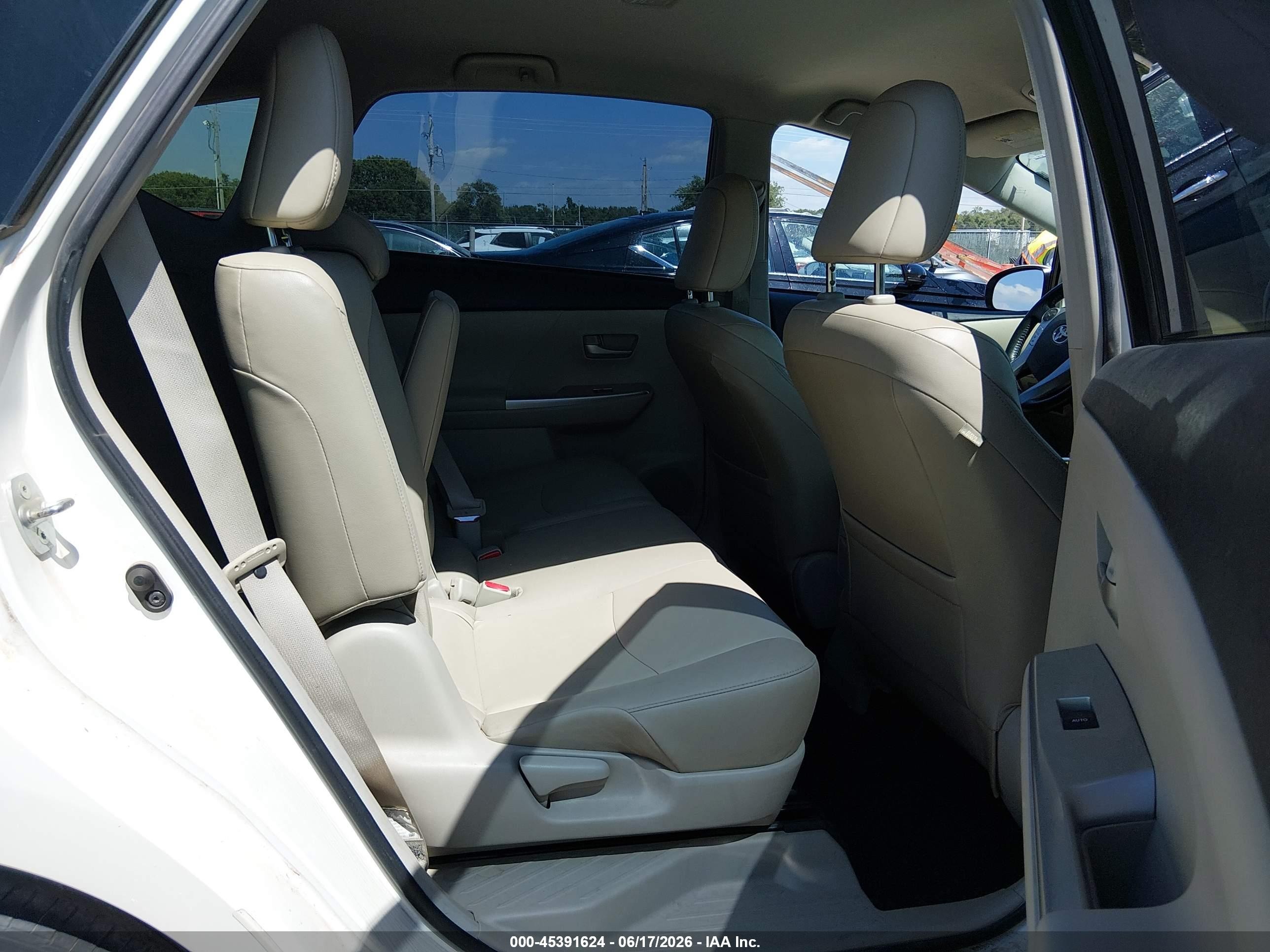 2013 Toyota Prius V Five White vin: JTDZN3EU9D3201843