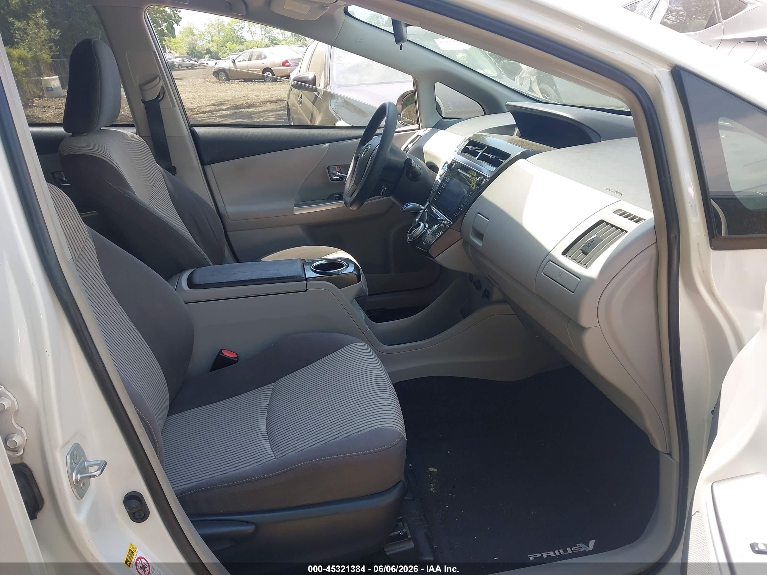 2015 Toyota Prius V Two White vin: JTDZN3EU9FJ017243