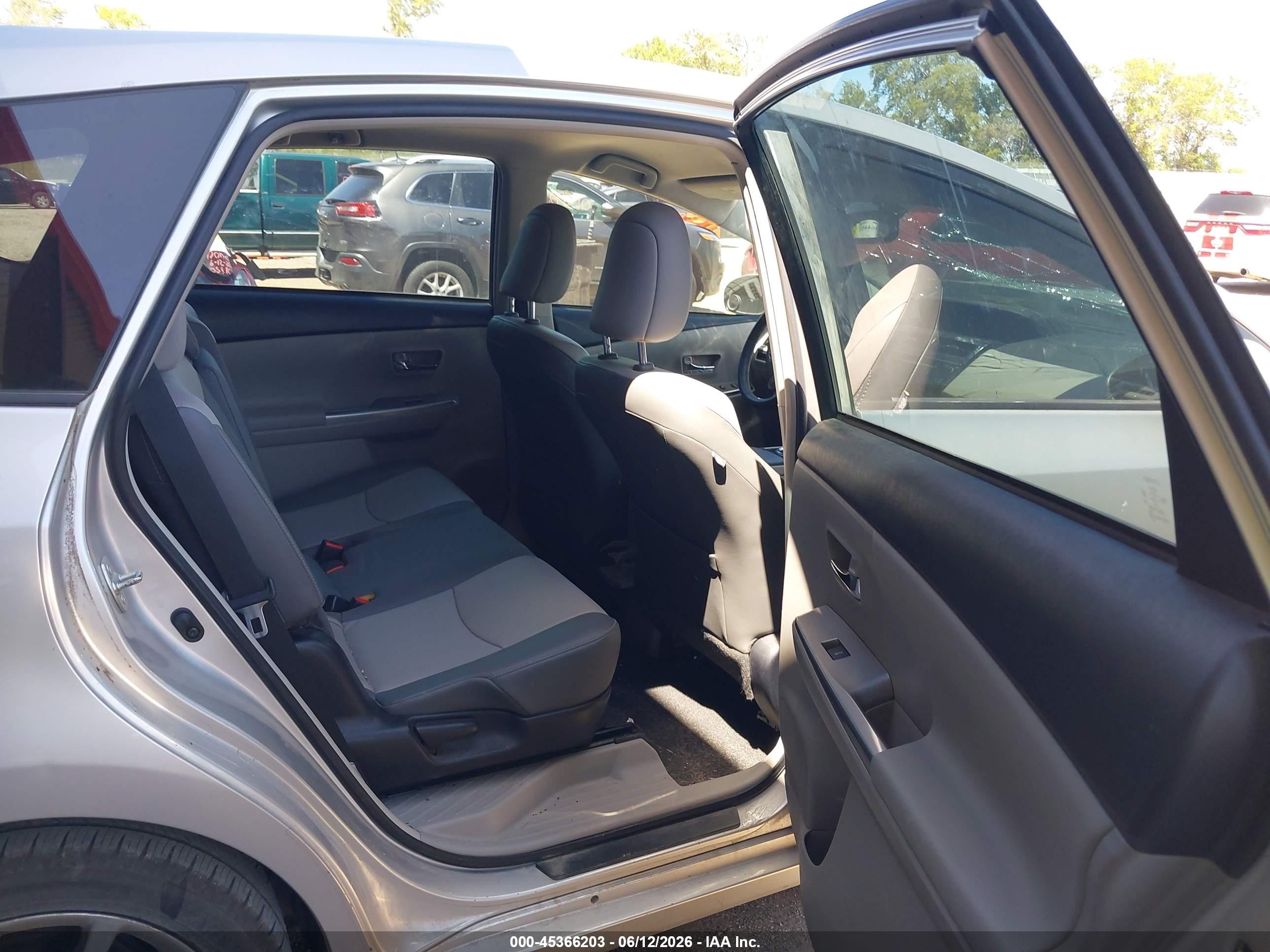 2015 Toyota Prius V Five Silver vin: JTDZN3EU9FJ037671