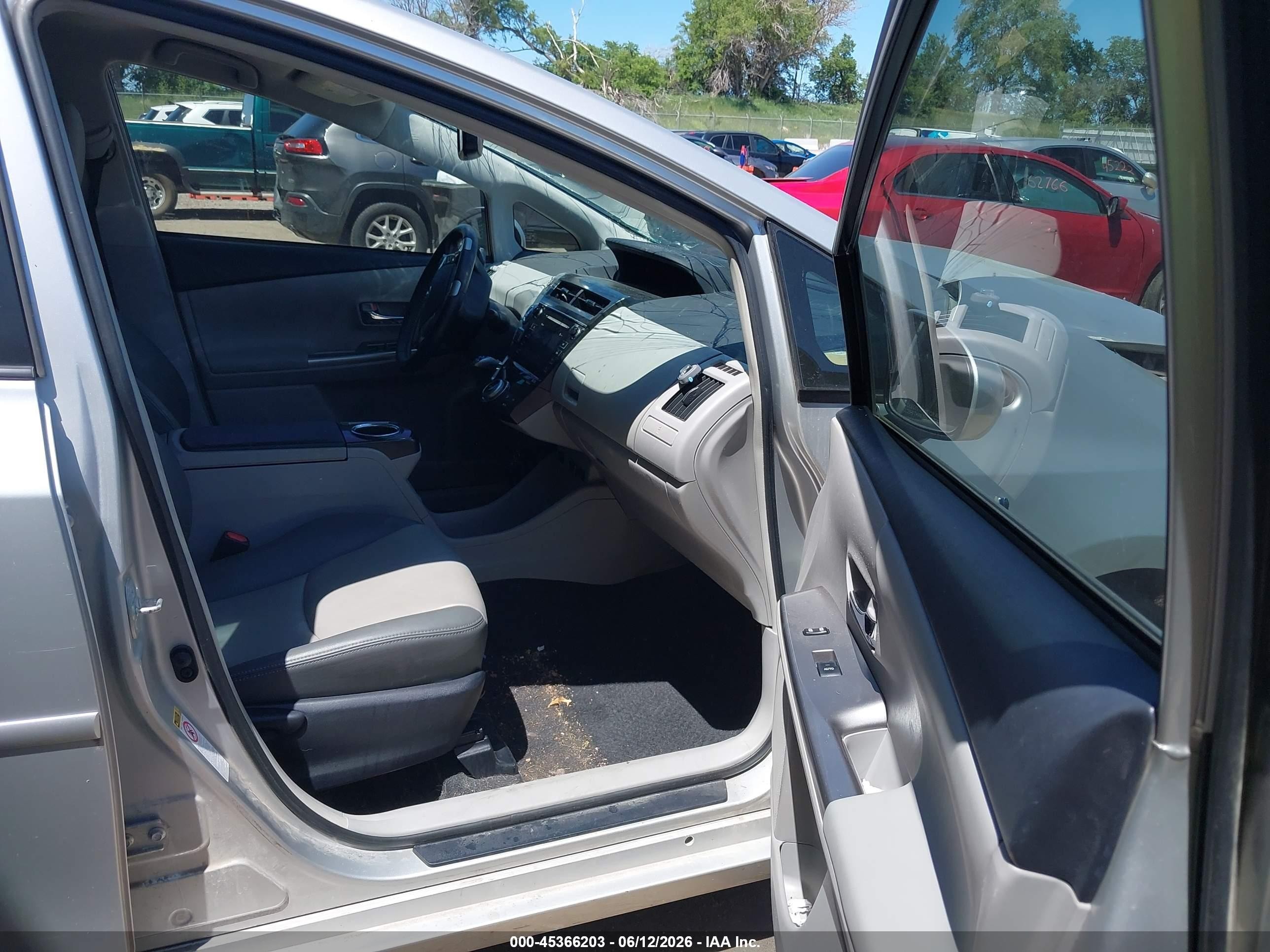 2015 Toyota Prius V Five Silver vin: JTDZN3EU9FJ037671
