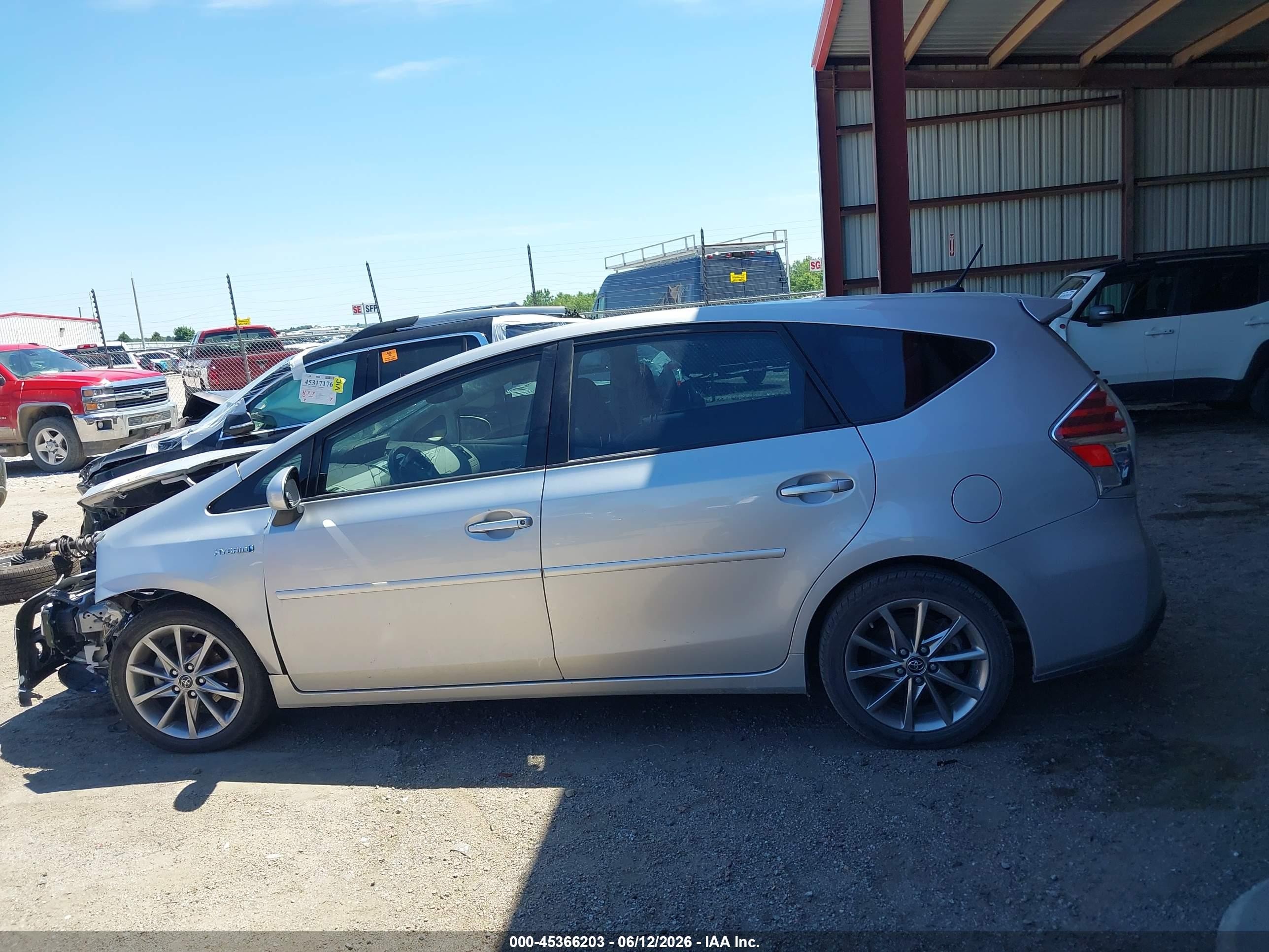 2015 Toyota Prius V Five Silver vin: JTDZN3EU9FJ037671