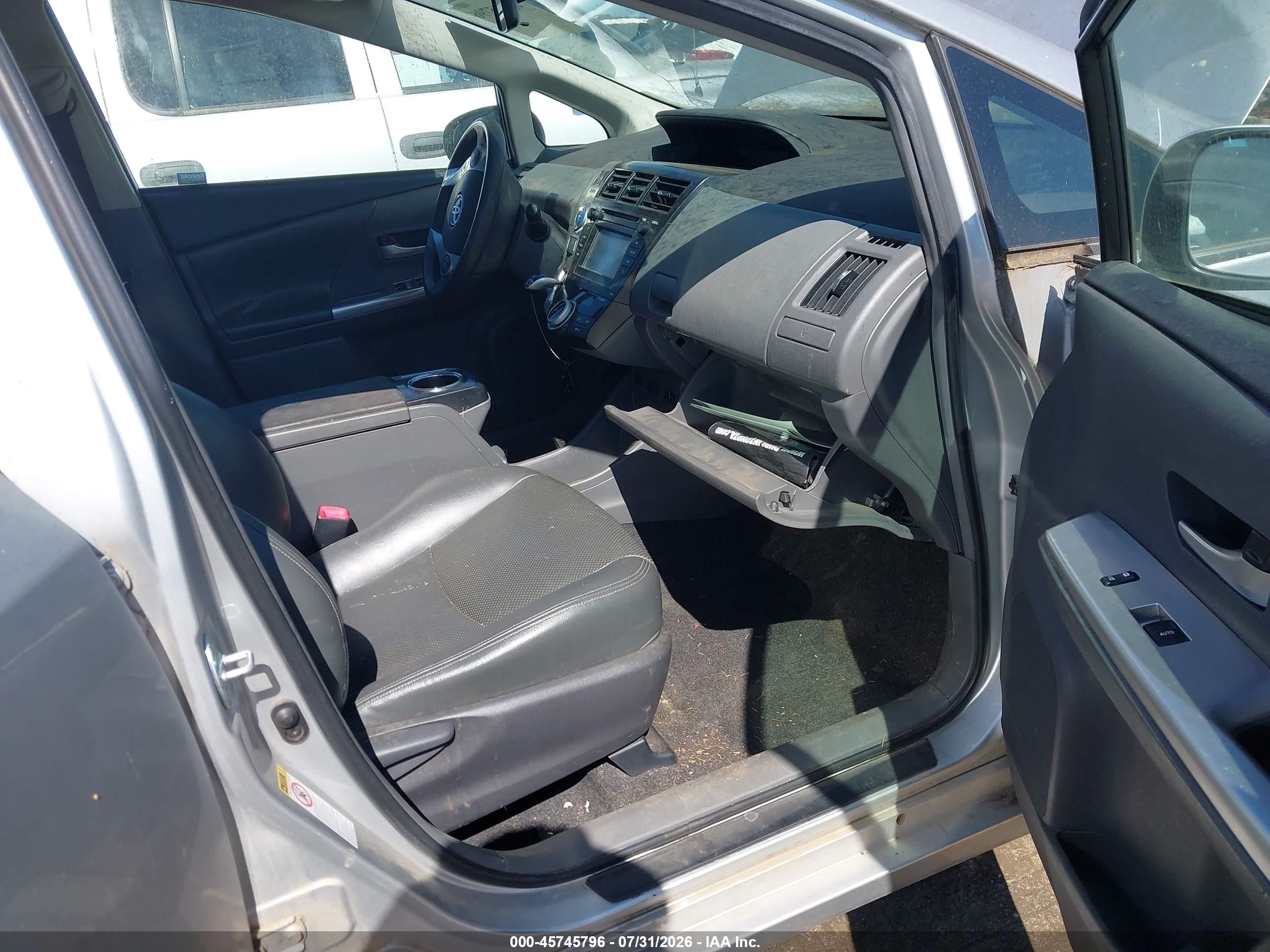 2012 Toyota Prius V Two Серебряный vin: JTDZN3EUXC3023682