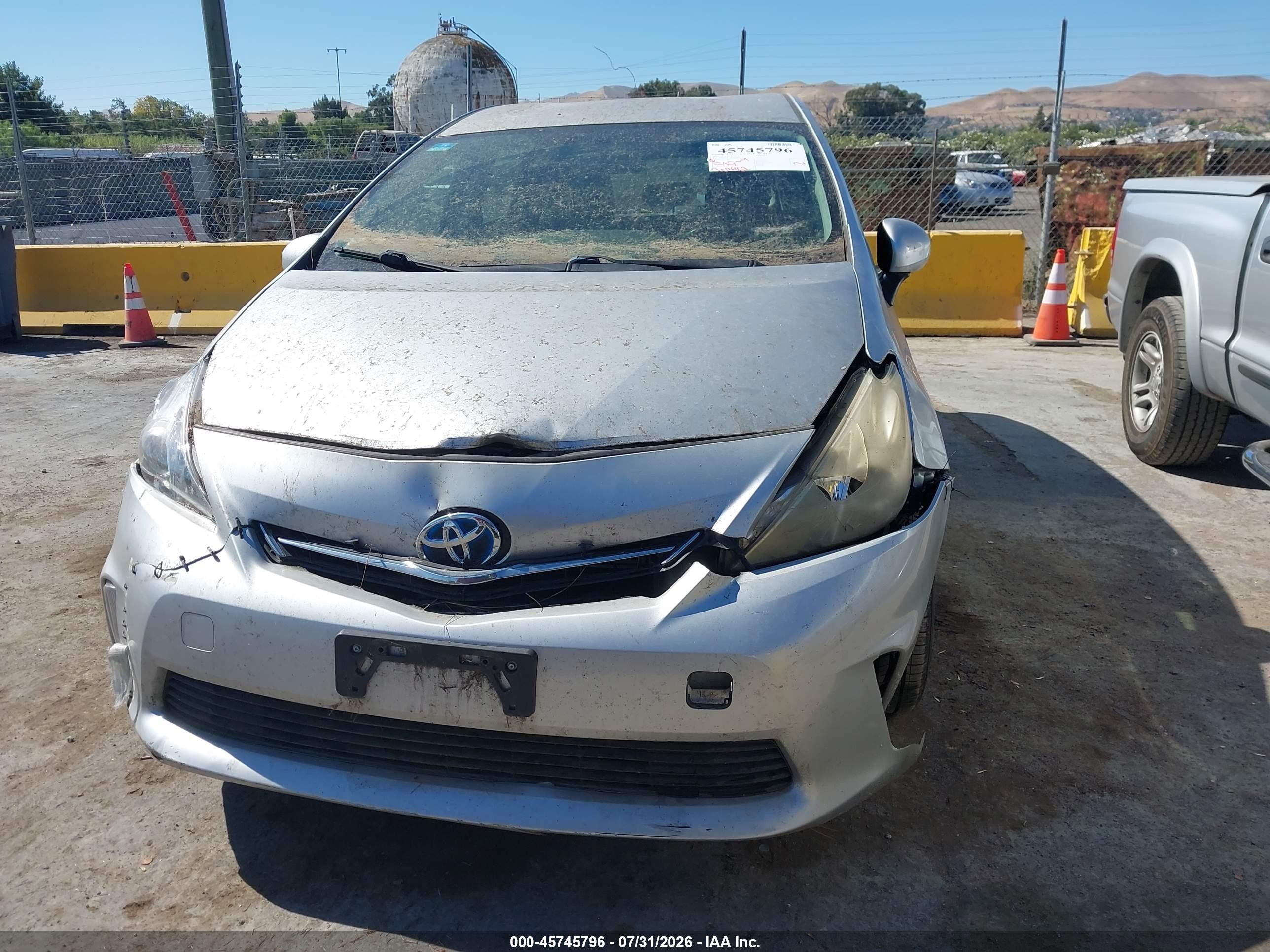 2012 Toyota Prius V Two Серебряный vin: JTDZN3EUXC3023682