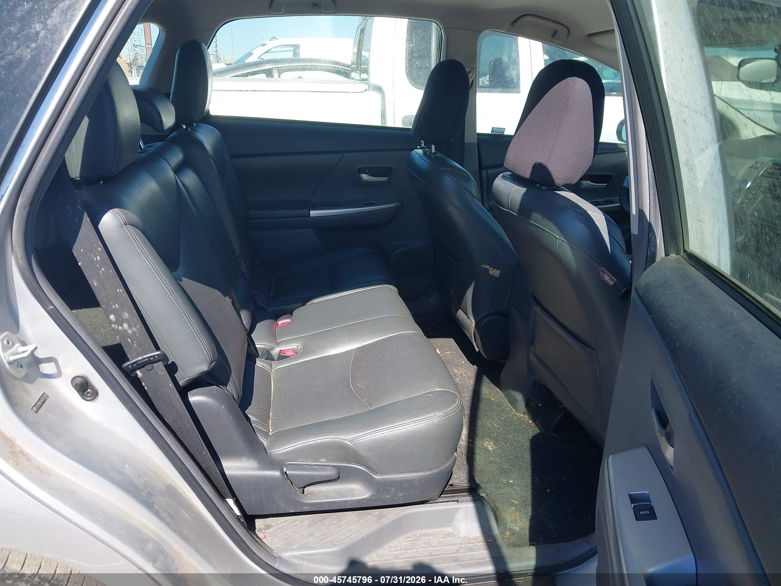2012 Toyota Prius V Two Серебряный vin: JTDZN3EUXC3023682