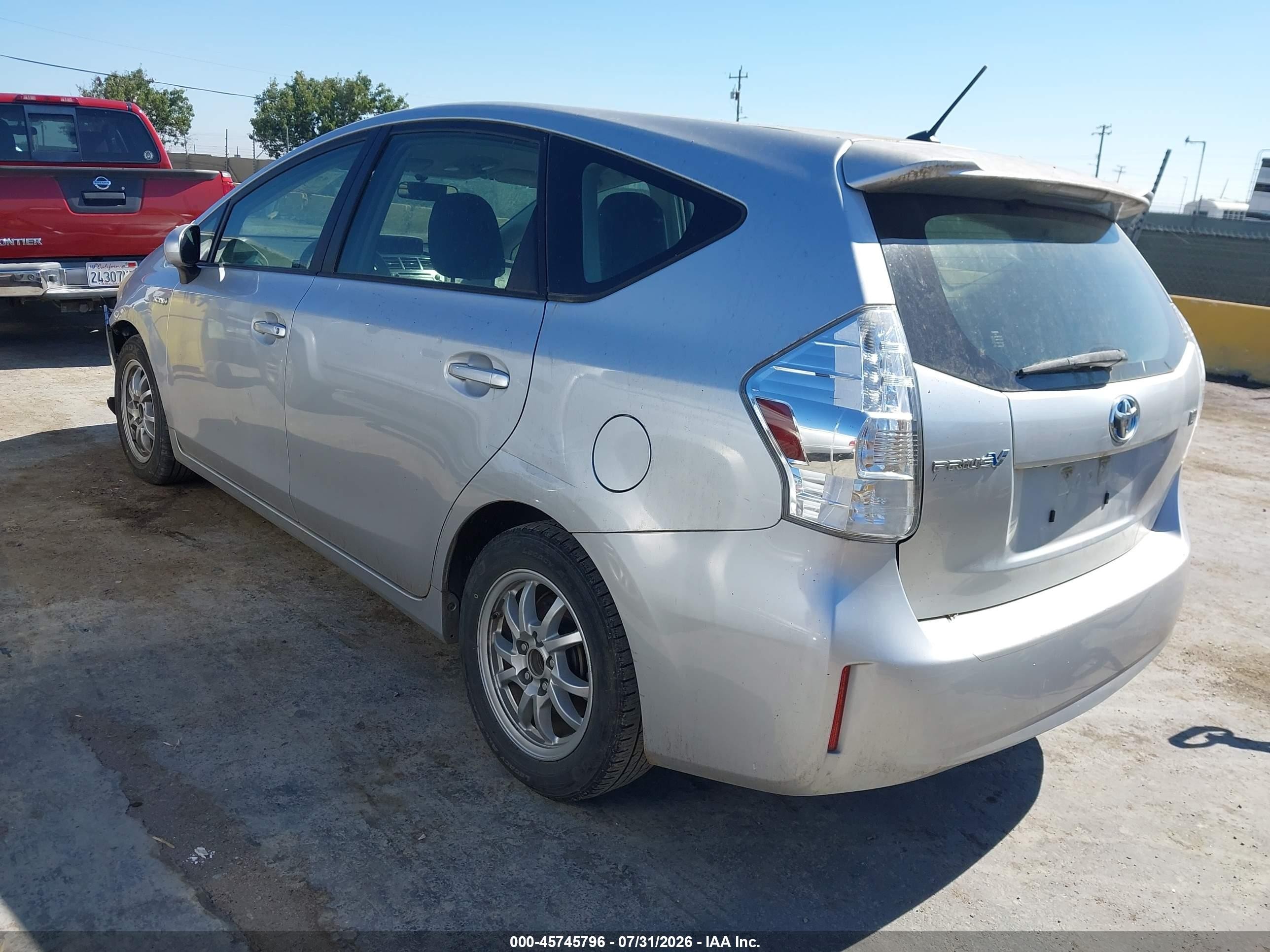 2012 Toyota Prius V Two Серебряный vin: JTDZN3EUXC3023682