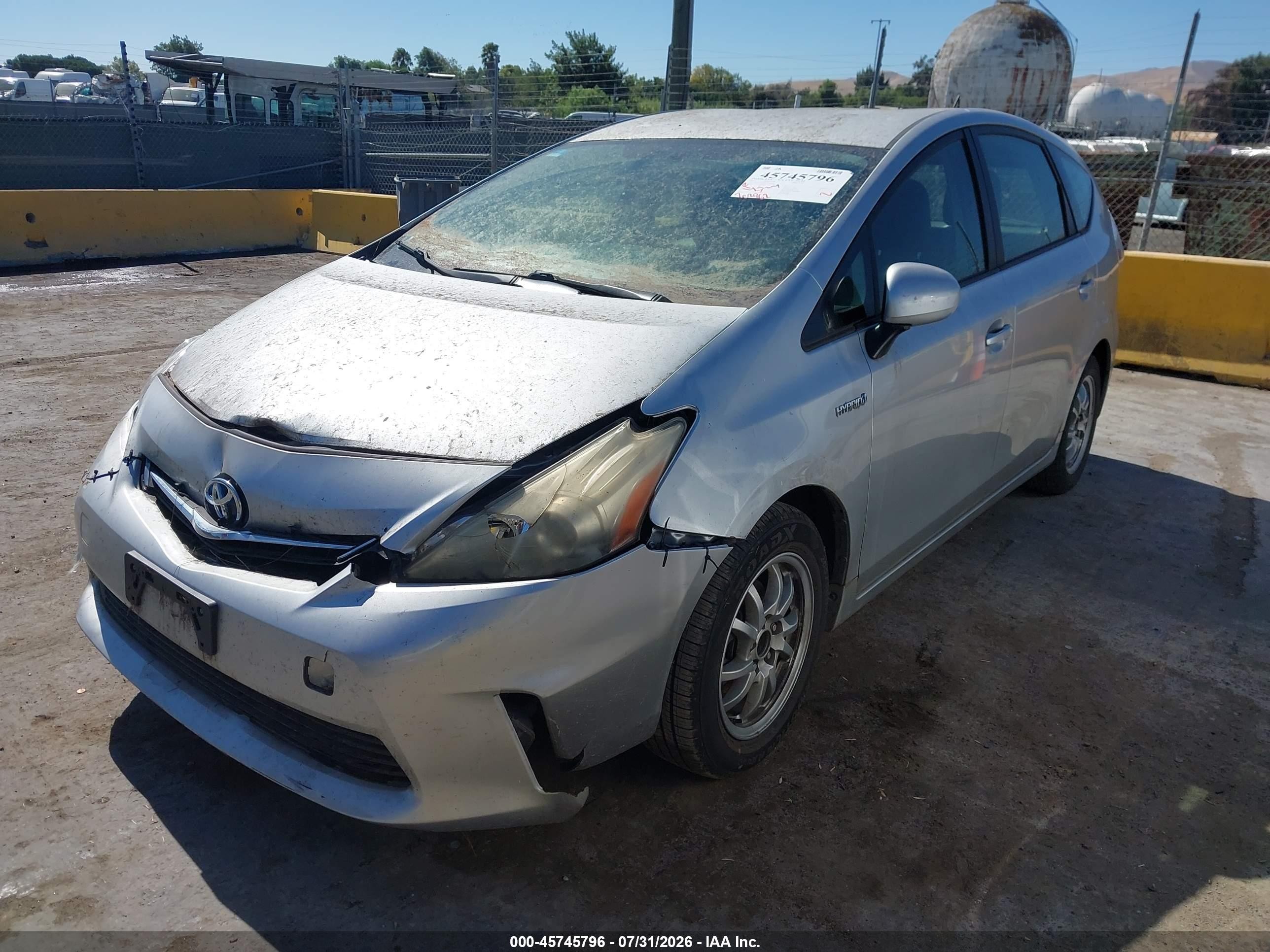 2012 Toyota Prius V Two Серебряный vin: JTDZN3EUXC3023682