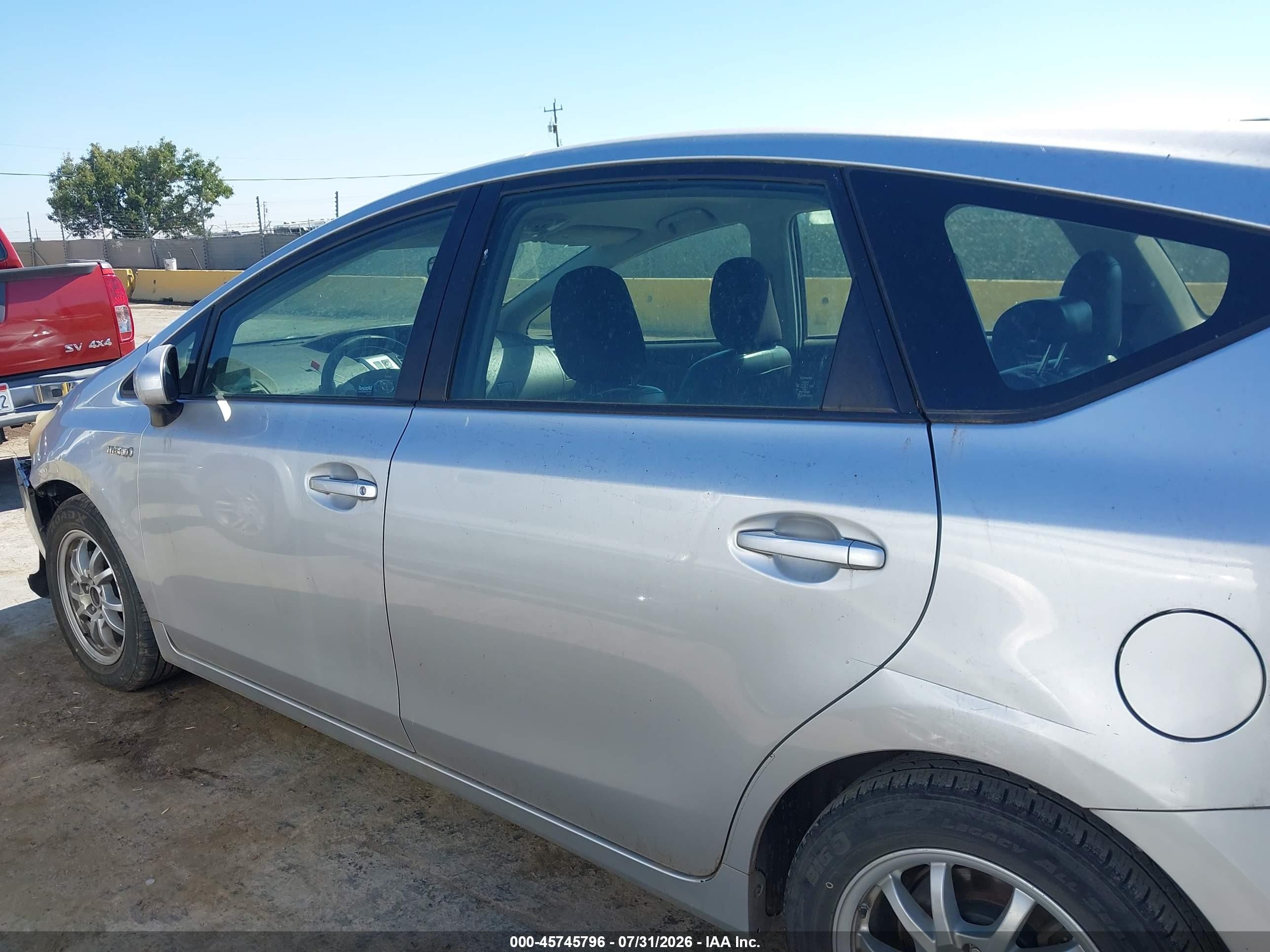 2012 Toyota Prius V Two Серебряный vin: JTDZN3EUXC3023682