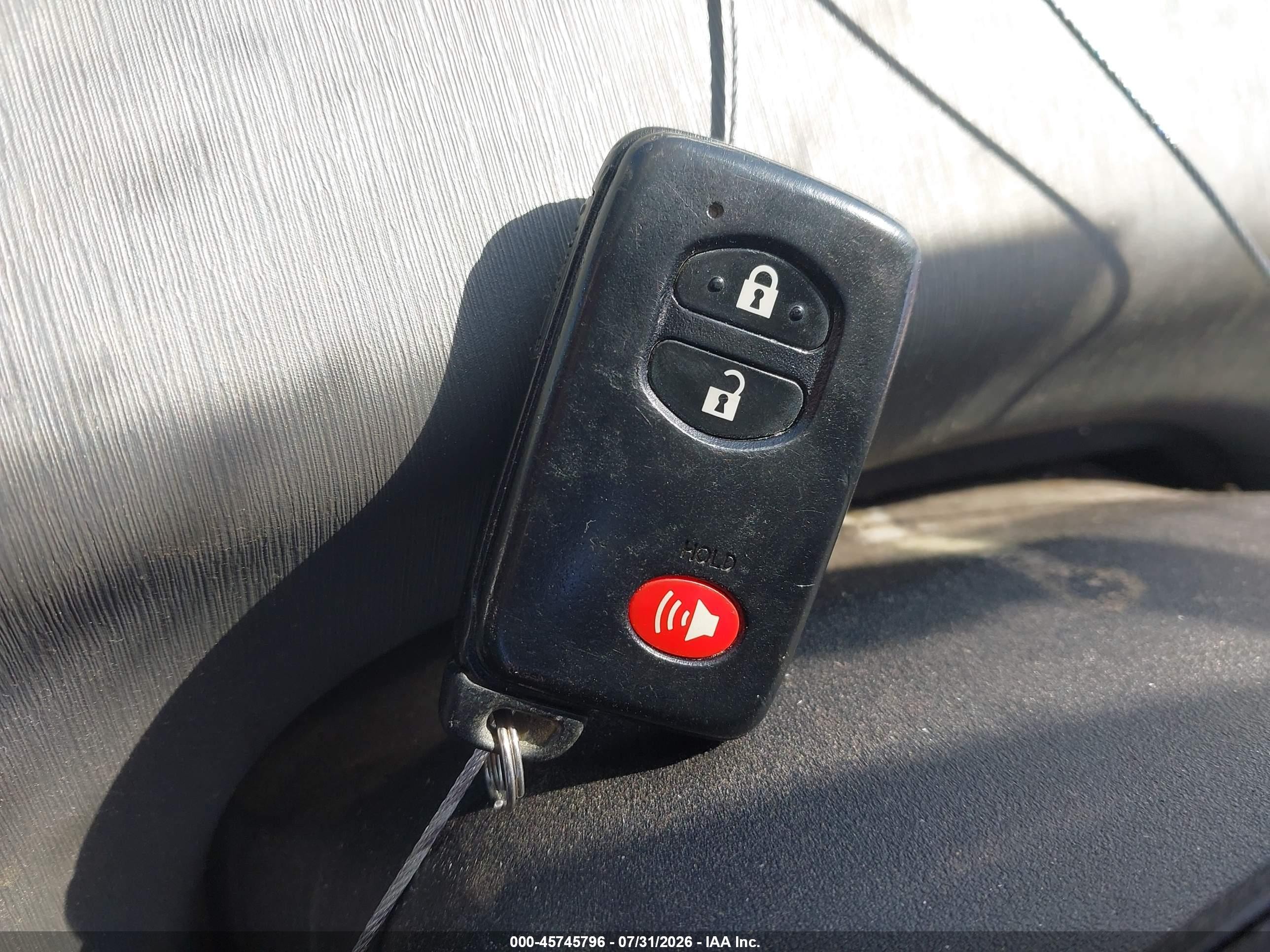 2012 Toyota Prius V Two Серебряный vin: JTDZN3EUXC3023682