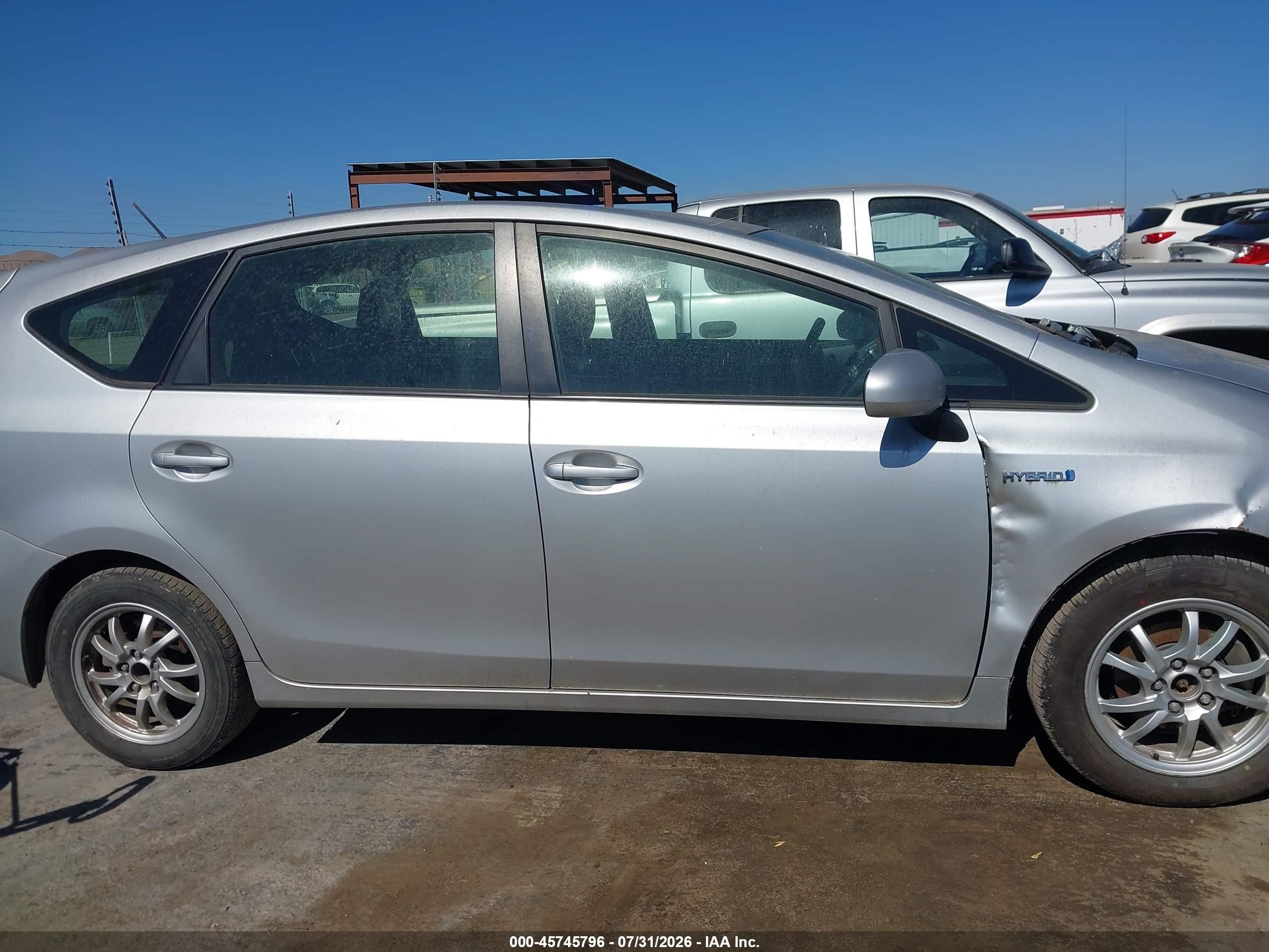 2012 Toyota Prius V Two Серебряный vin: JTDZN3EUXC3023682