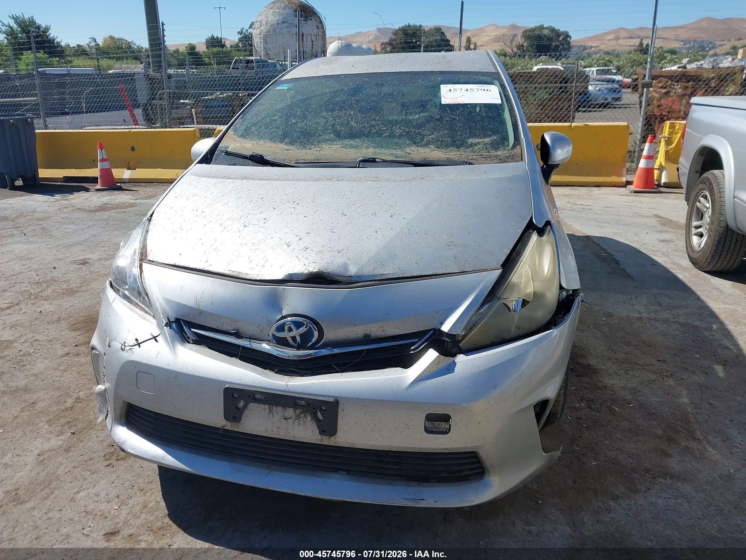 2012 Toyota Prius V Two Серебряный vin: JTDZN3EUXC3023682