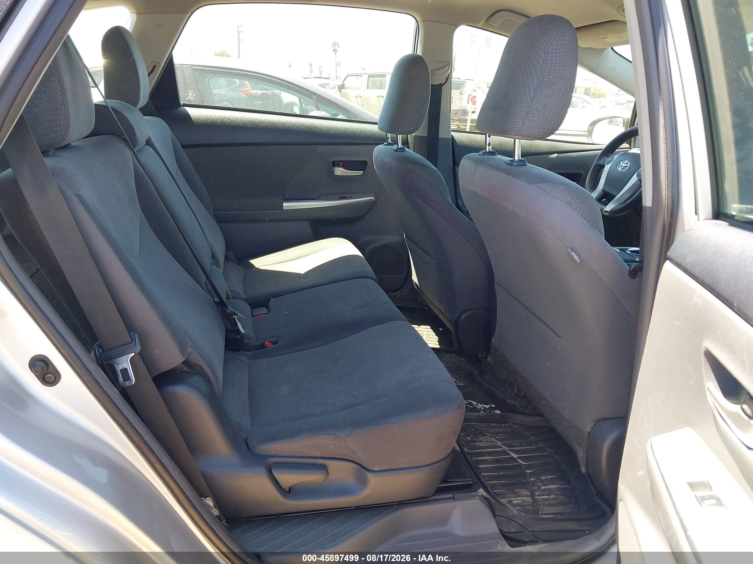 2014 Toyota Prius V Three Silver vin: JTDZN3EUXEJ002586
