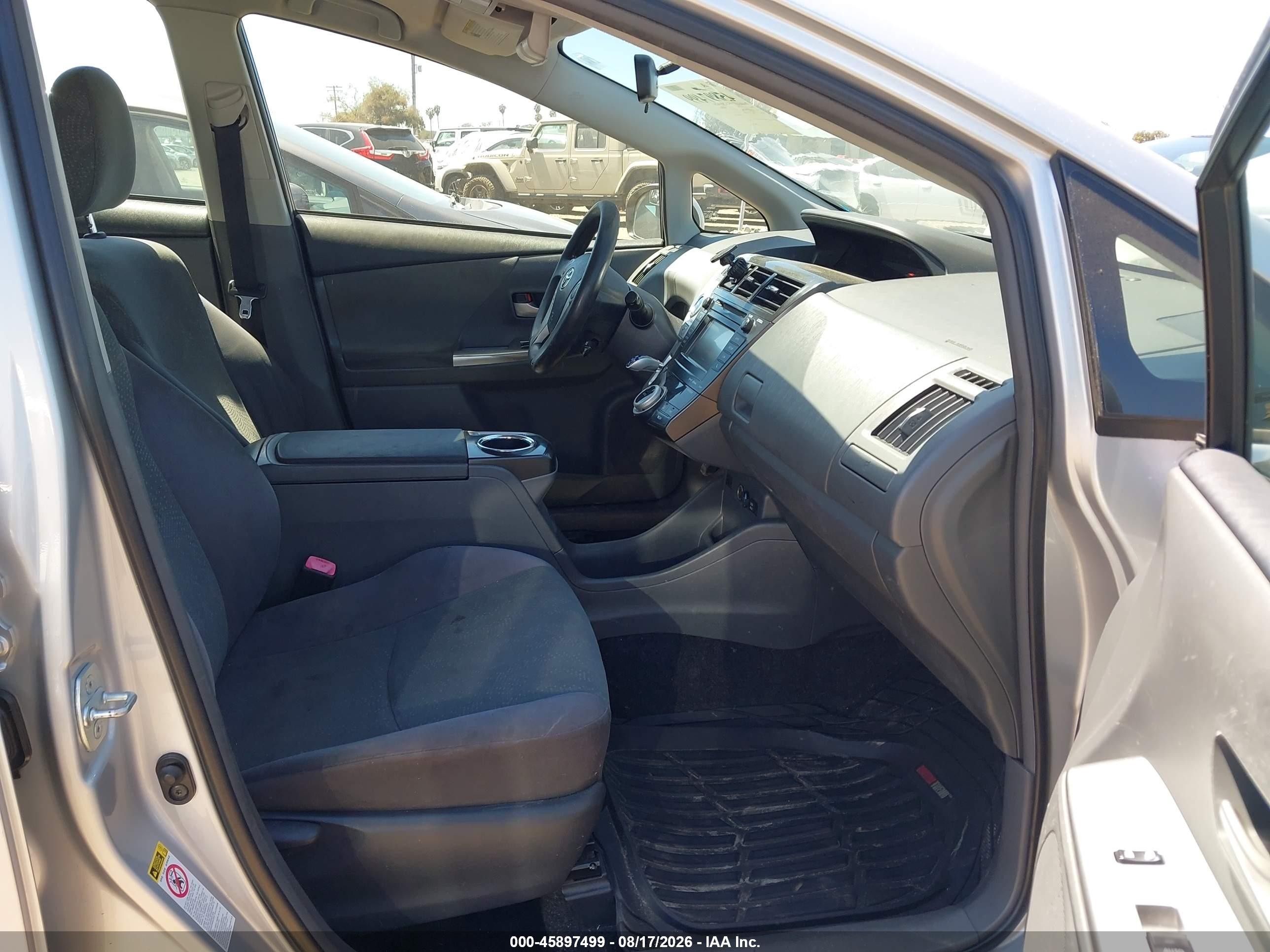 2014 Toyota Prius V Three Silver vin: JTDZN3EUXEJ002586