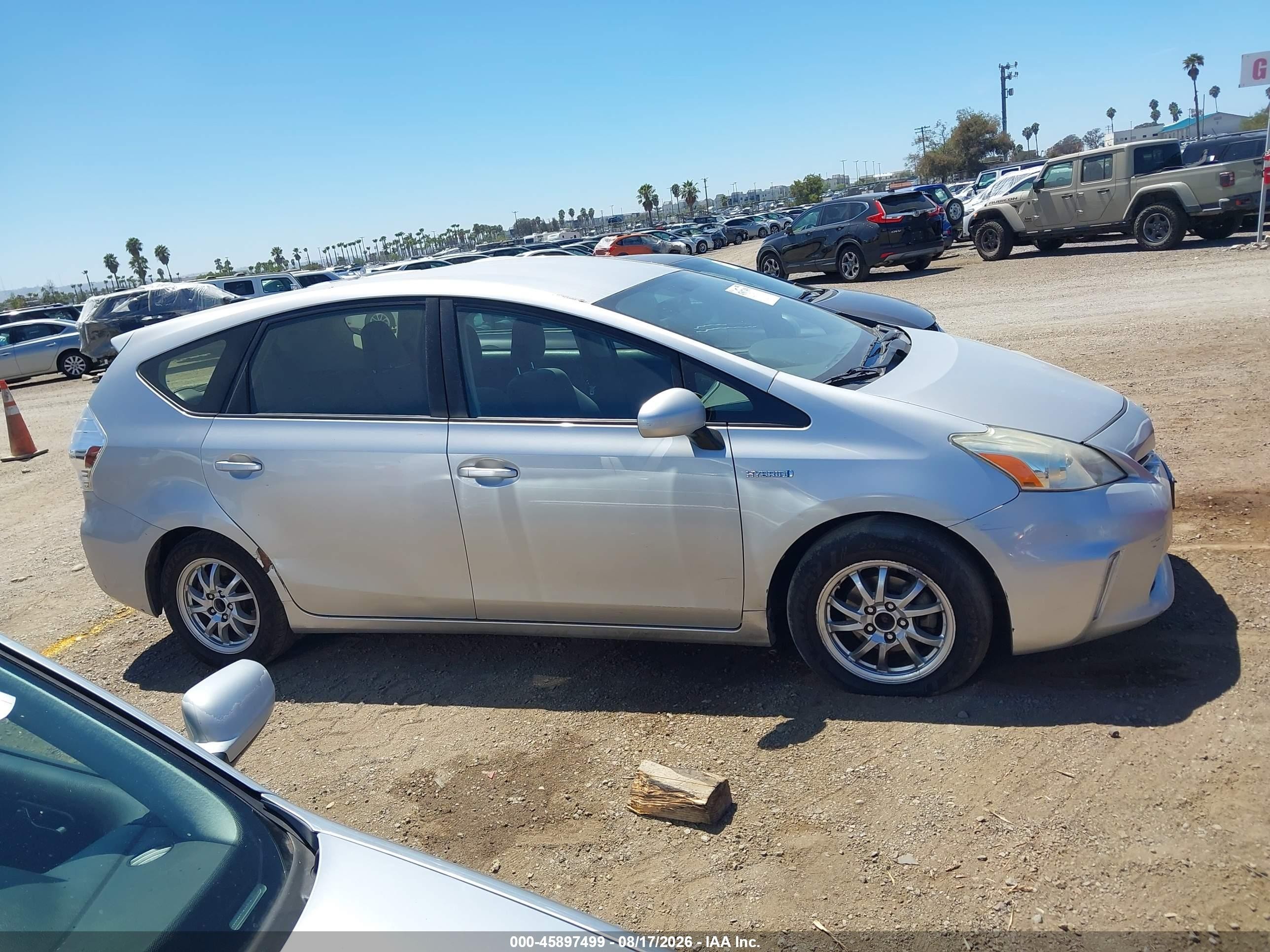 2014 Toyota Prius V Three Silver vin: JTDZN3EUXEJ002586