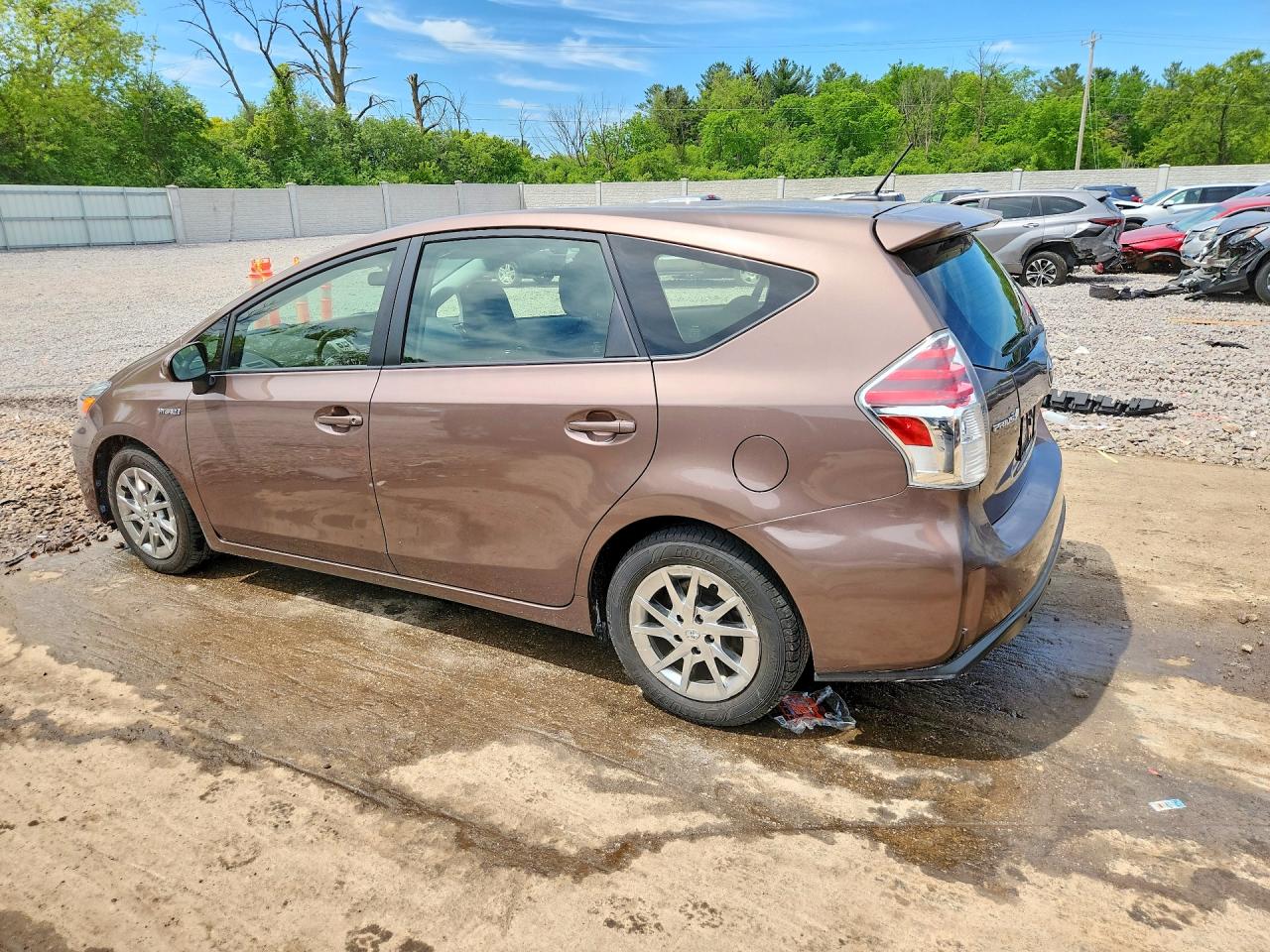 2015 Toyota Prius V Three Brown vin: JTDZN3EUXFJ024492