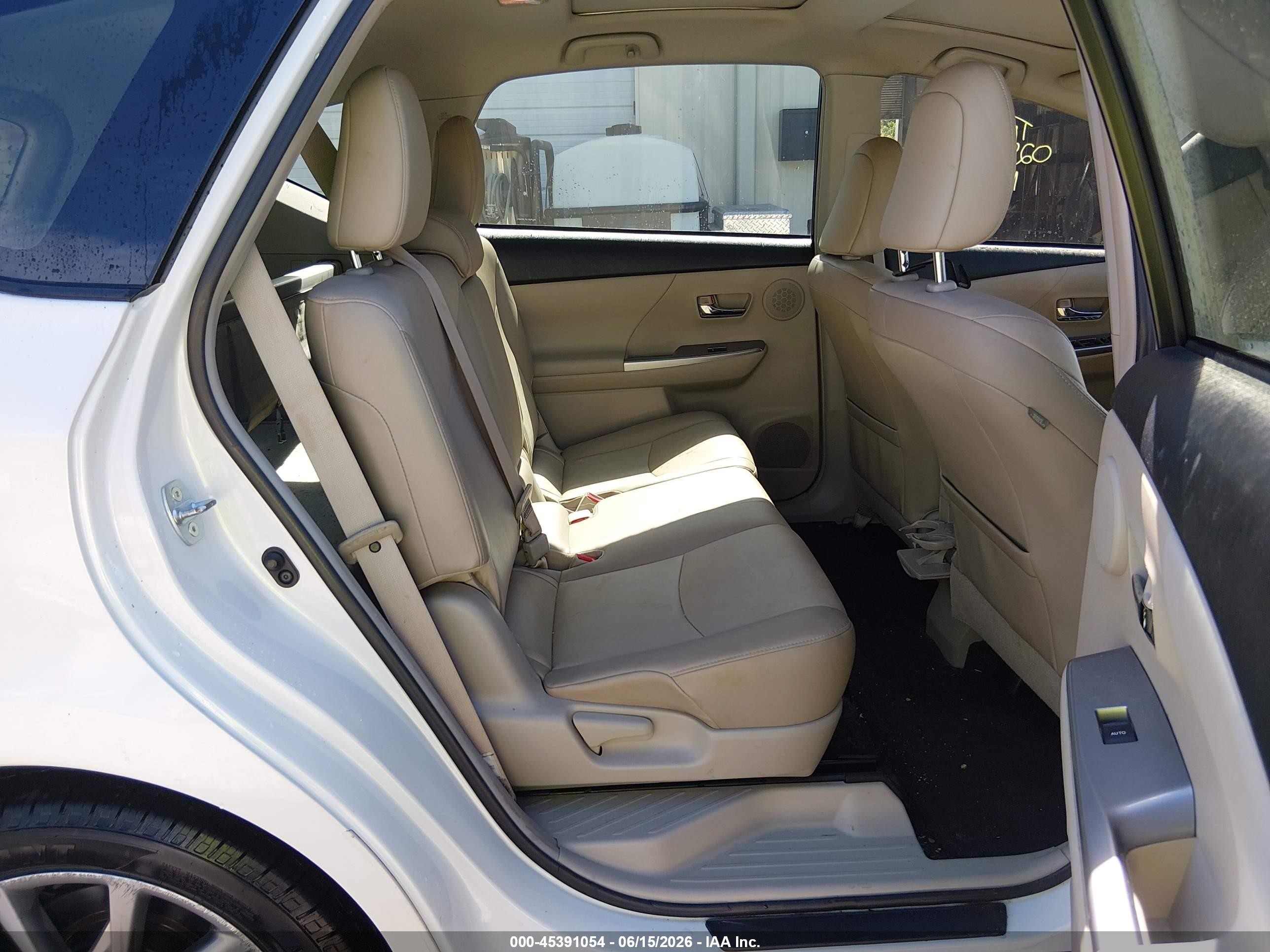 2015 Toyota Prius V Five White vin: JTDZN3EUXFJ029062