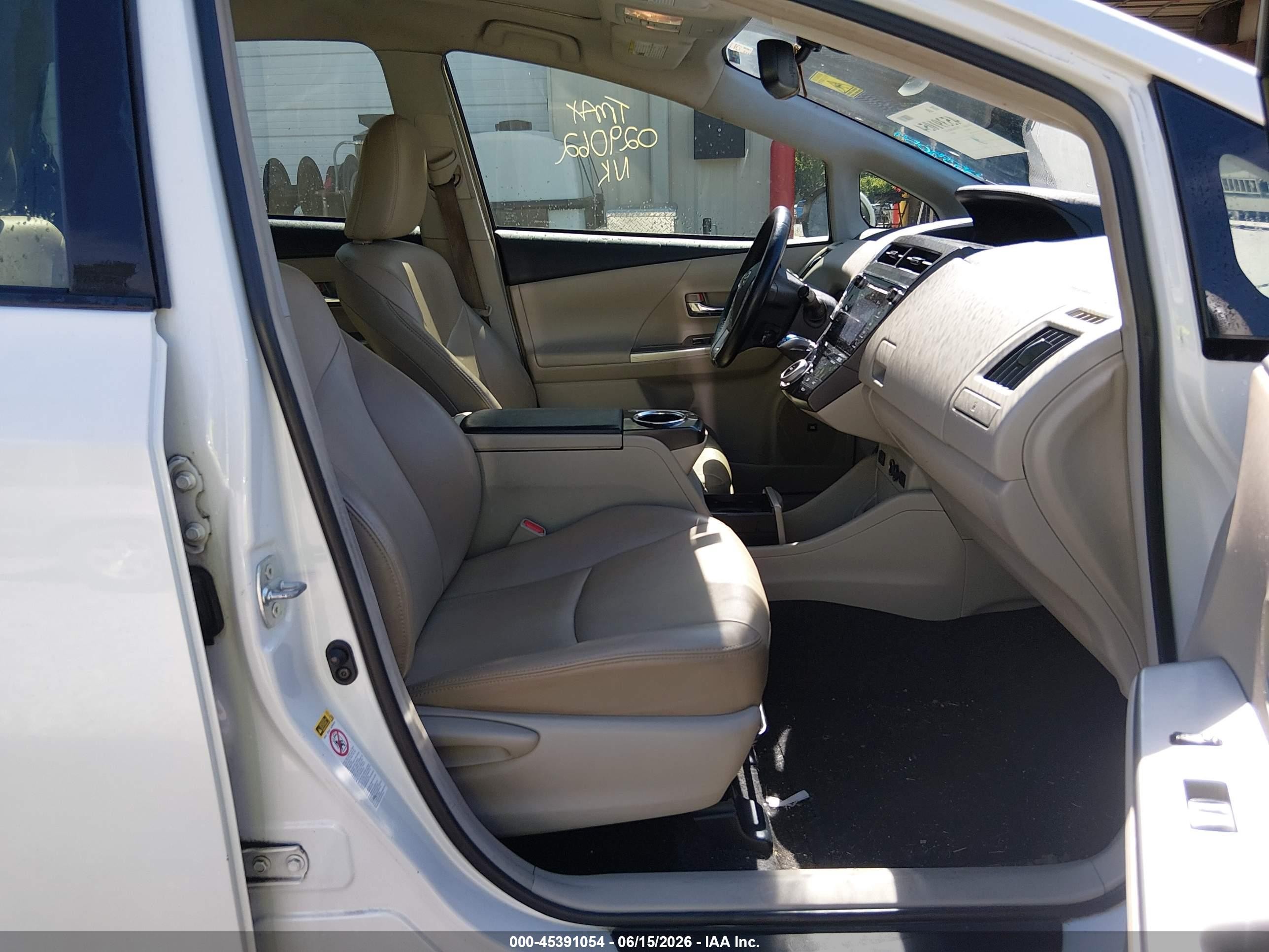 2015 Toyota Prius V Five White vin: JTDZN3EUXFJ029062